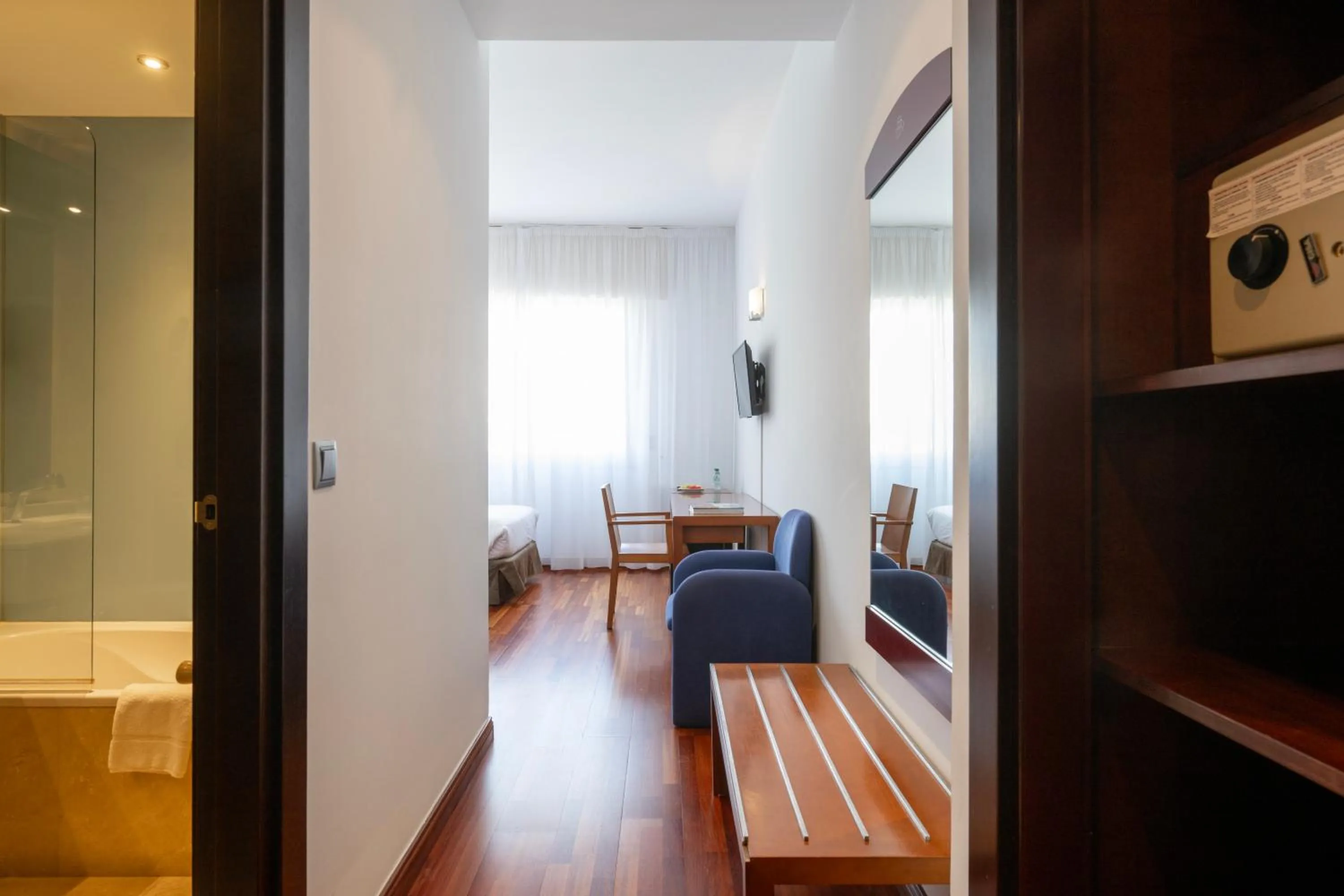 Photo of the whole room, Bed in Hotel Maroa Vigo