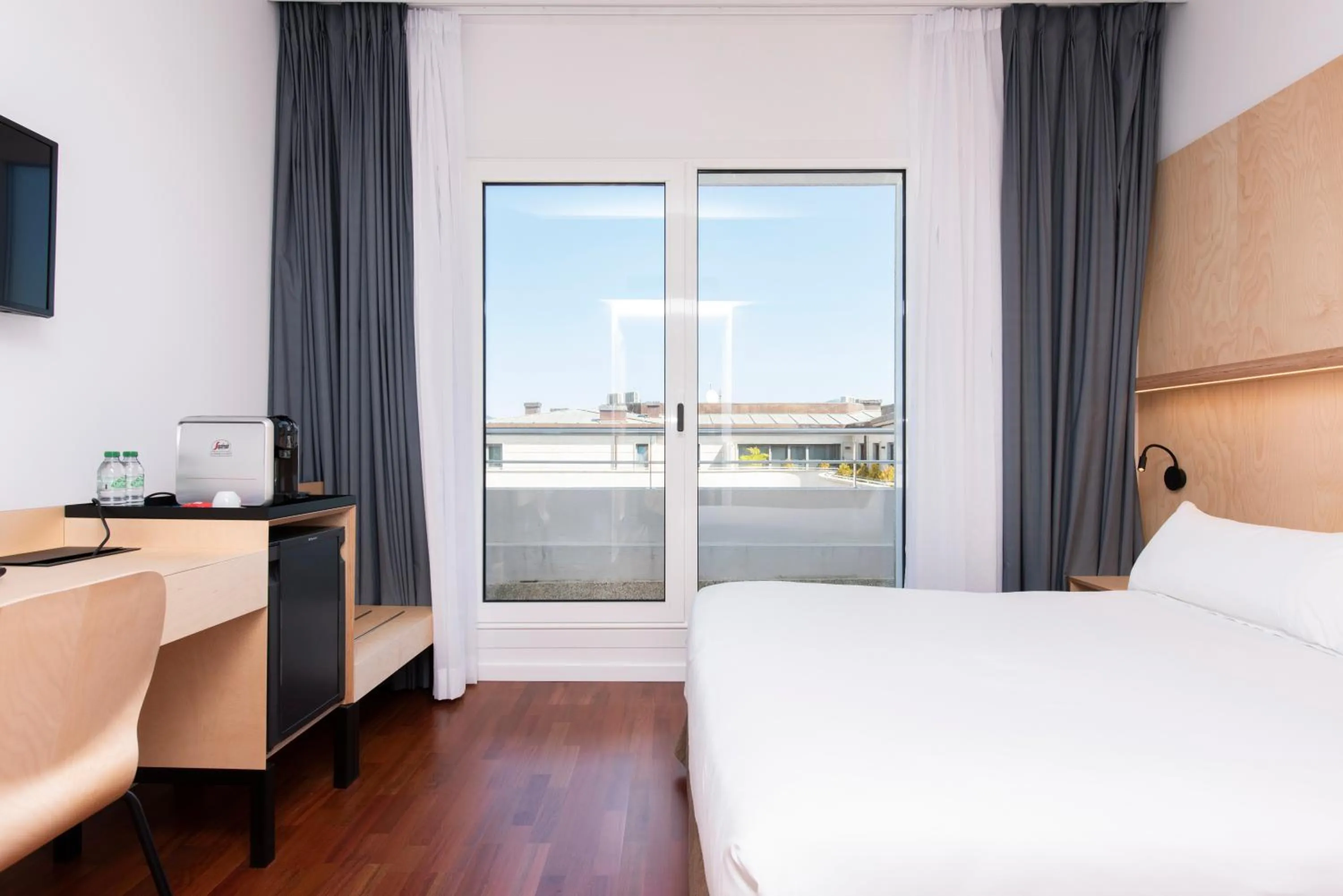 Balcony/Terrace, Bed in Hotel Maroa Vigo