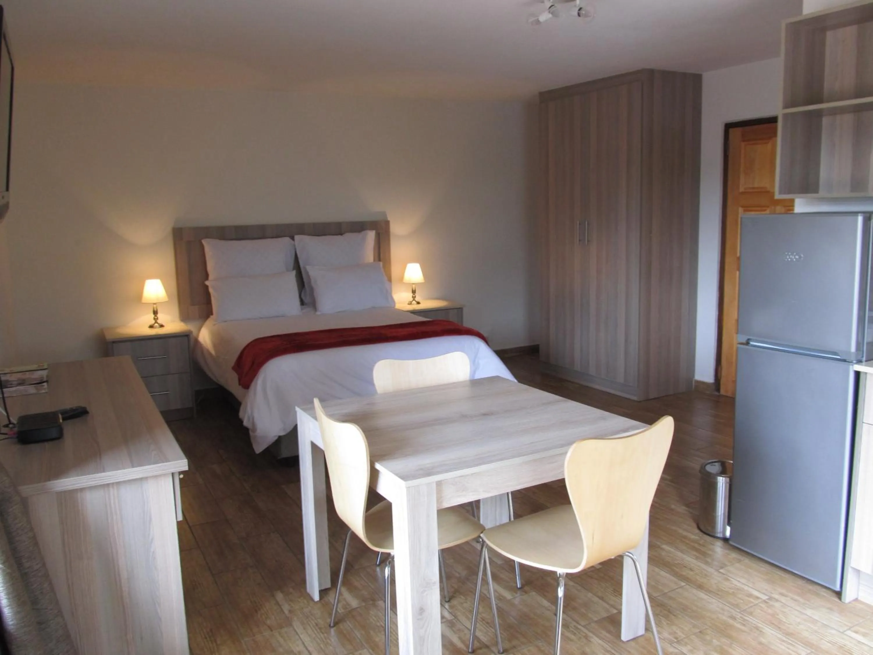 Photo of the whole room, Bed in 50 Galena Affordable Luxury