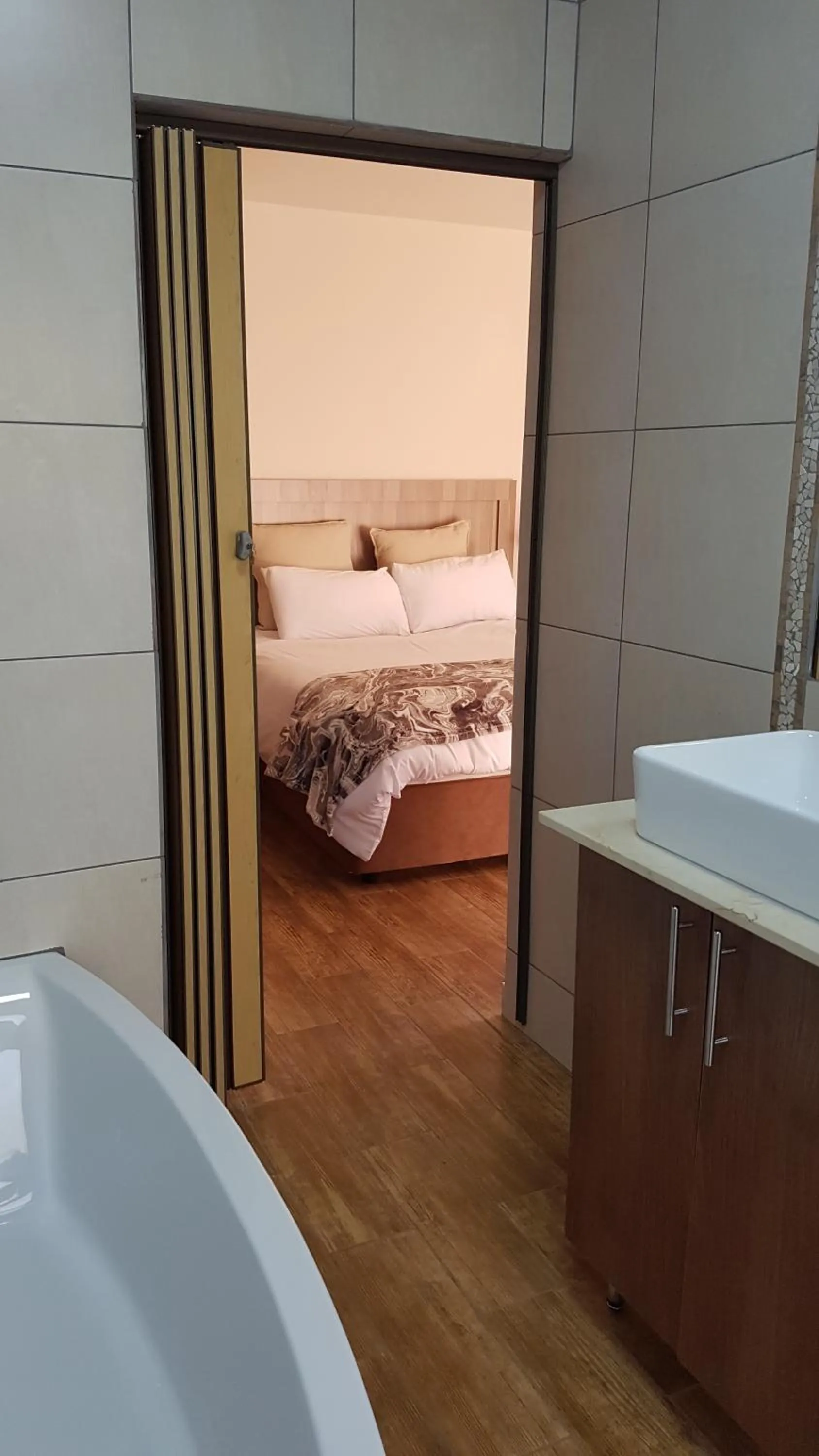 Bathroom, Bed in 50 Galena Affordable Luxury