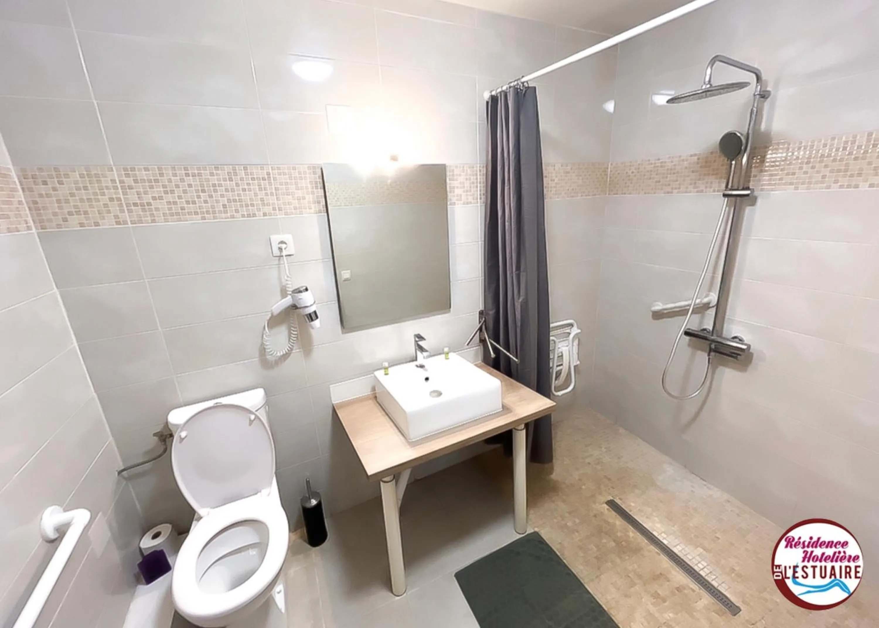 Bathroom in Résidence Hôtelière de l'Estuaire - Le Havre Centre