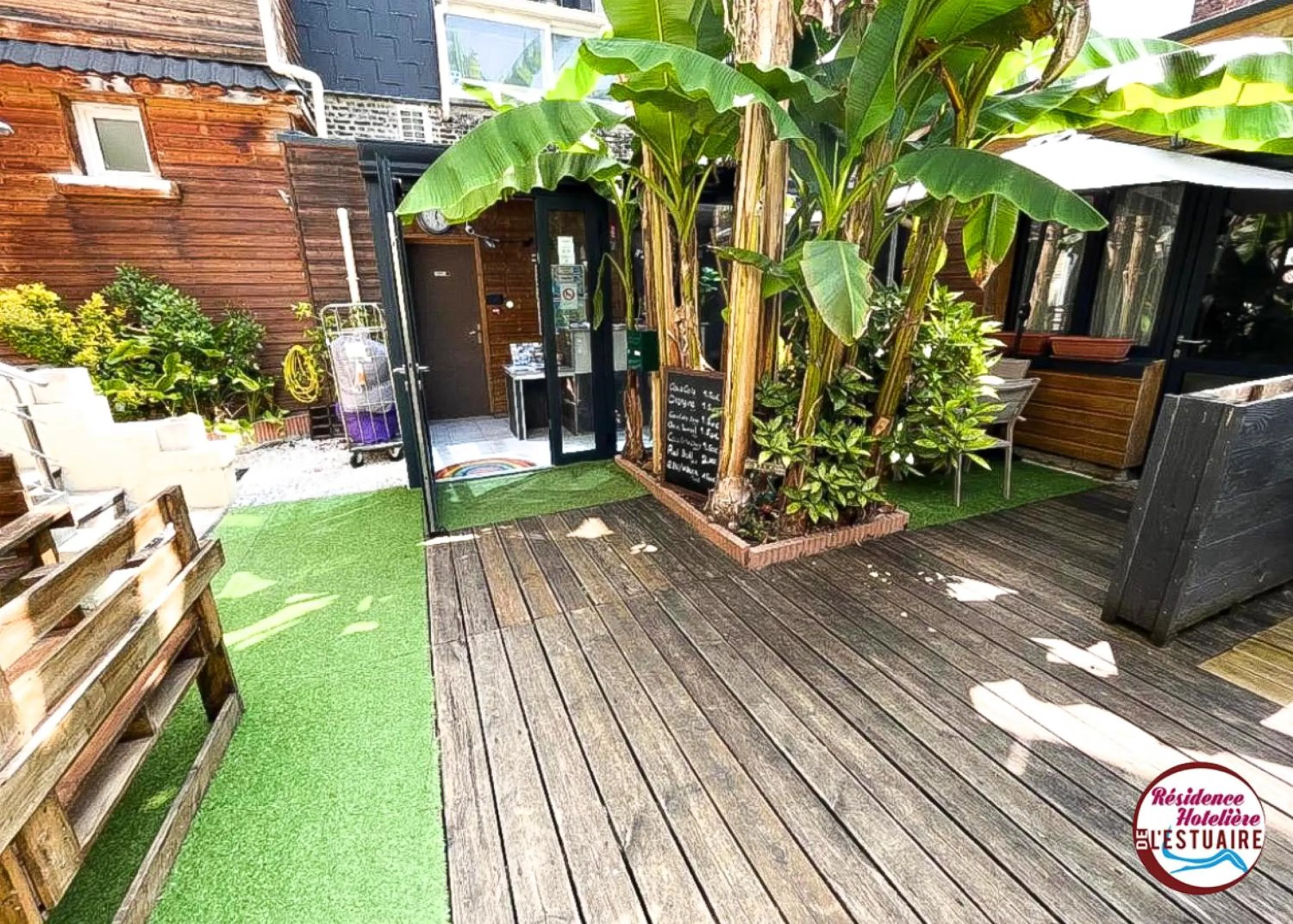 Patio in Résidence Hôtelière de l'Estuaire - Le Havre Centre