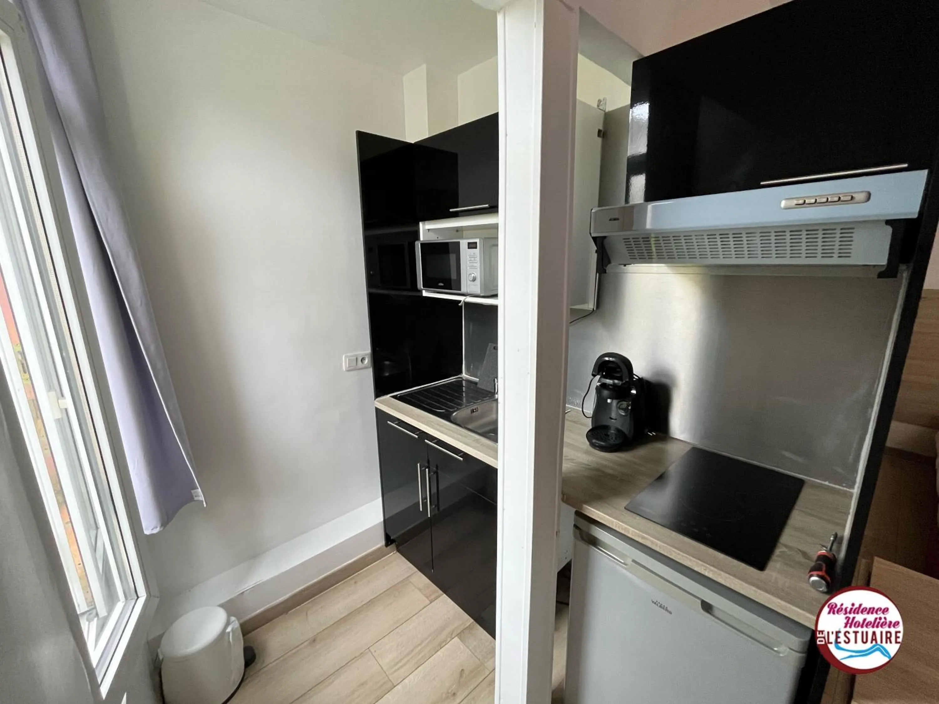 Kitchen or kitchenette in Résidence Hôtelière de l'Estuaire - Le Havre Centre