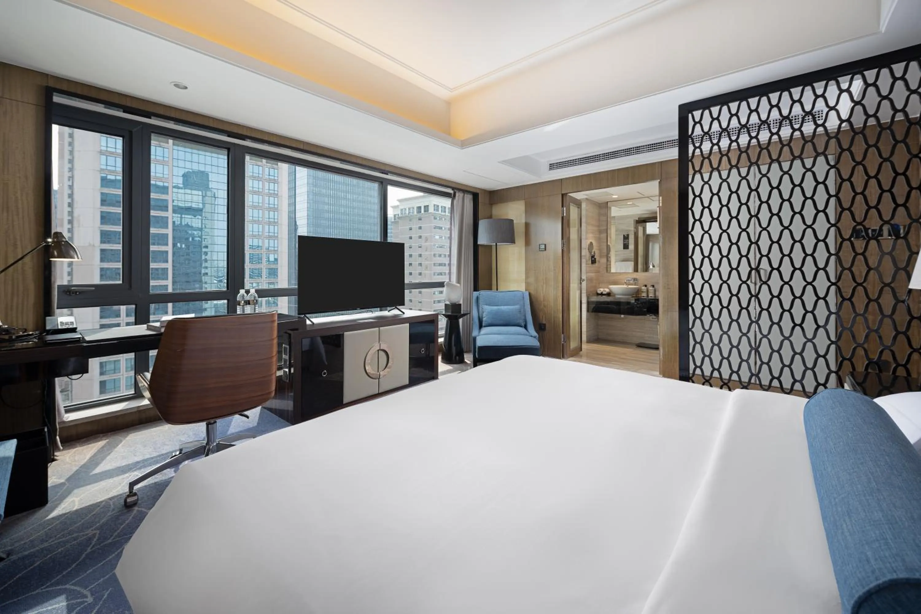 Bed in Pullman Shanghai Jing'an