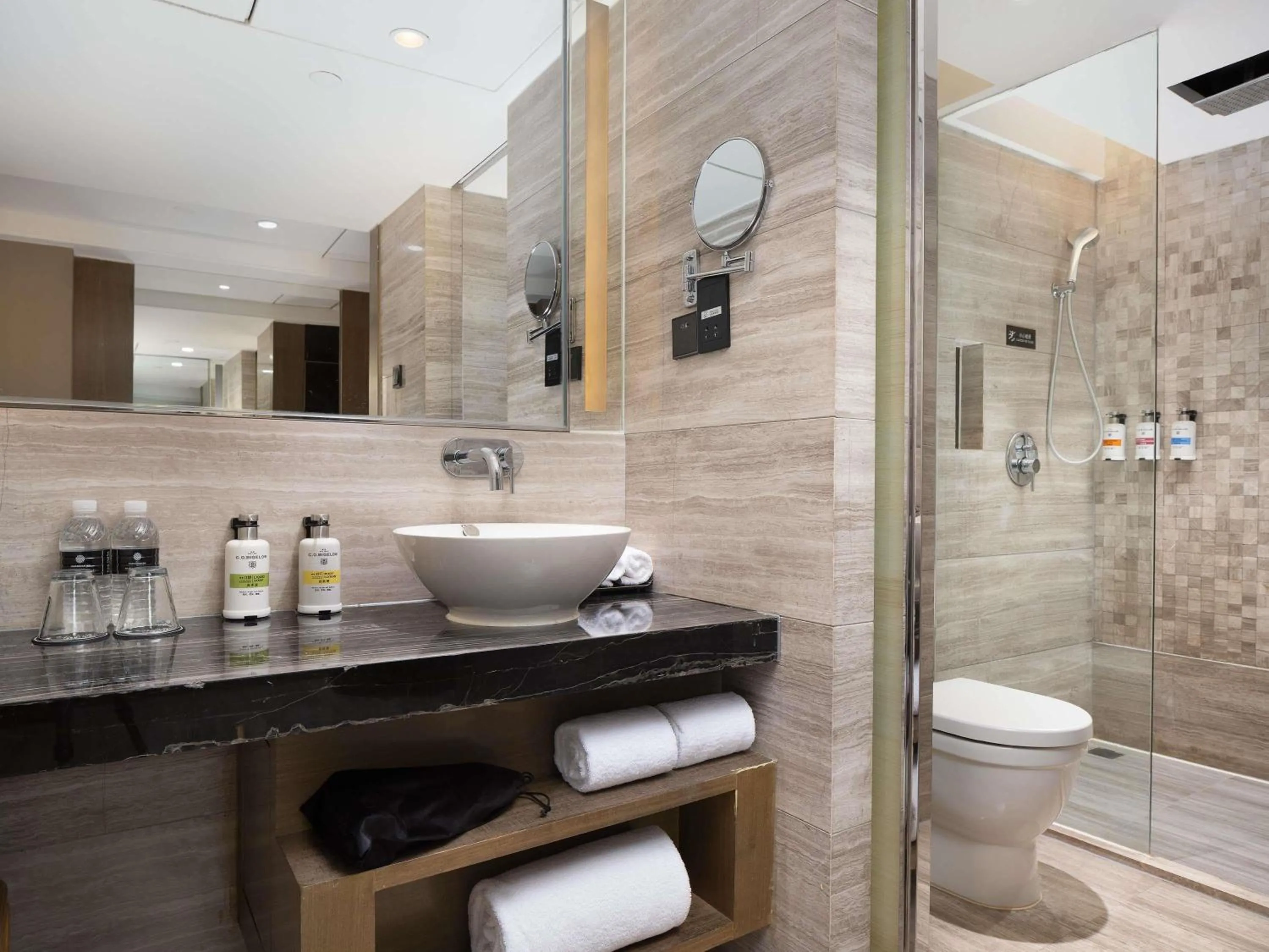 Bedroom in Pullman Shanghai Jing'an