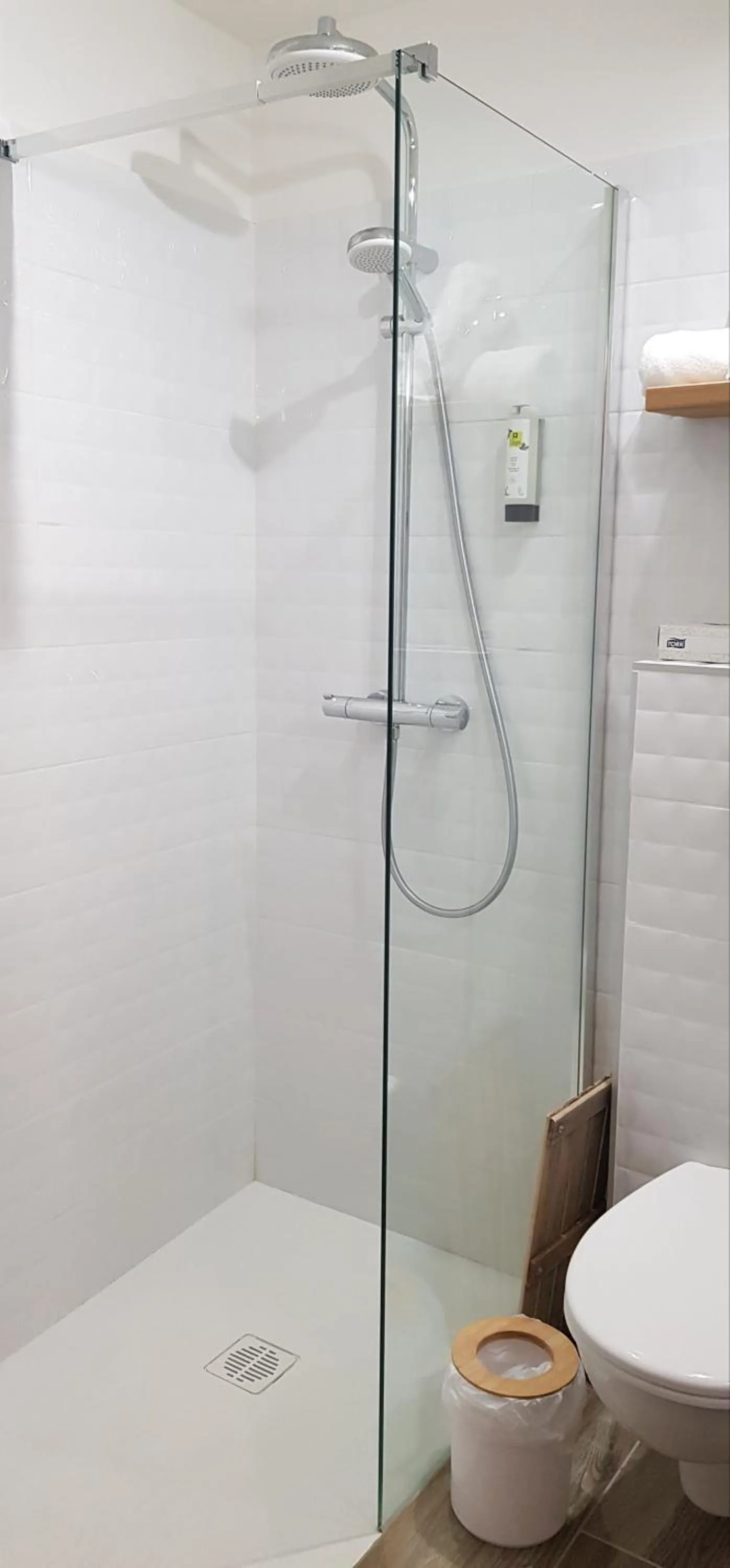 Shower in Hôtel Terminus
