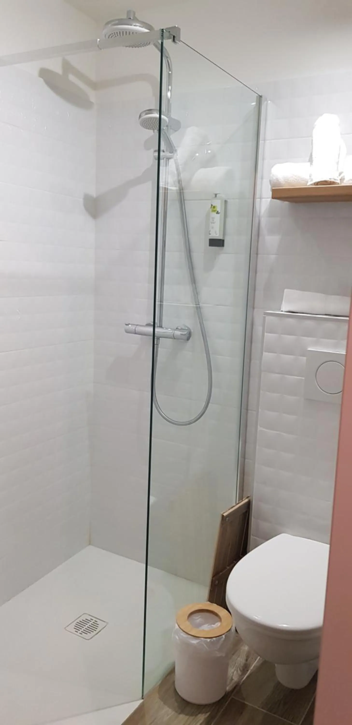 Shower in Hôtel Terminus