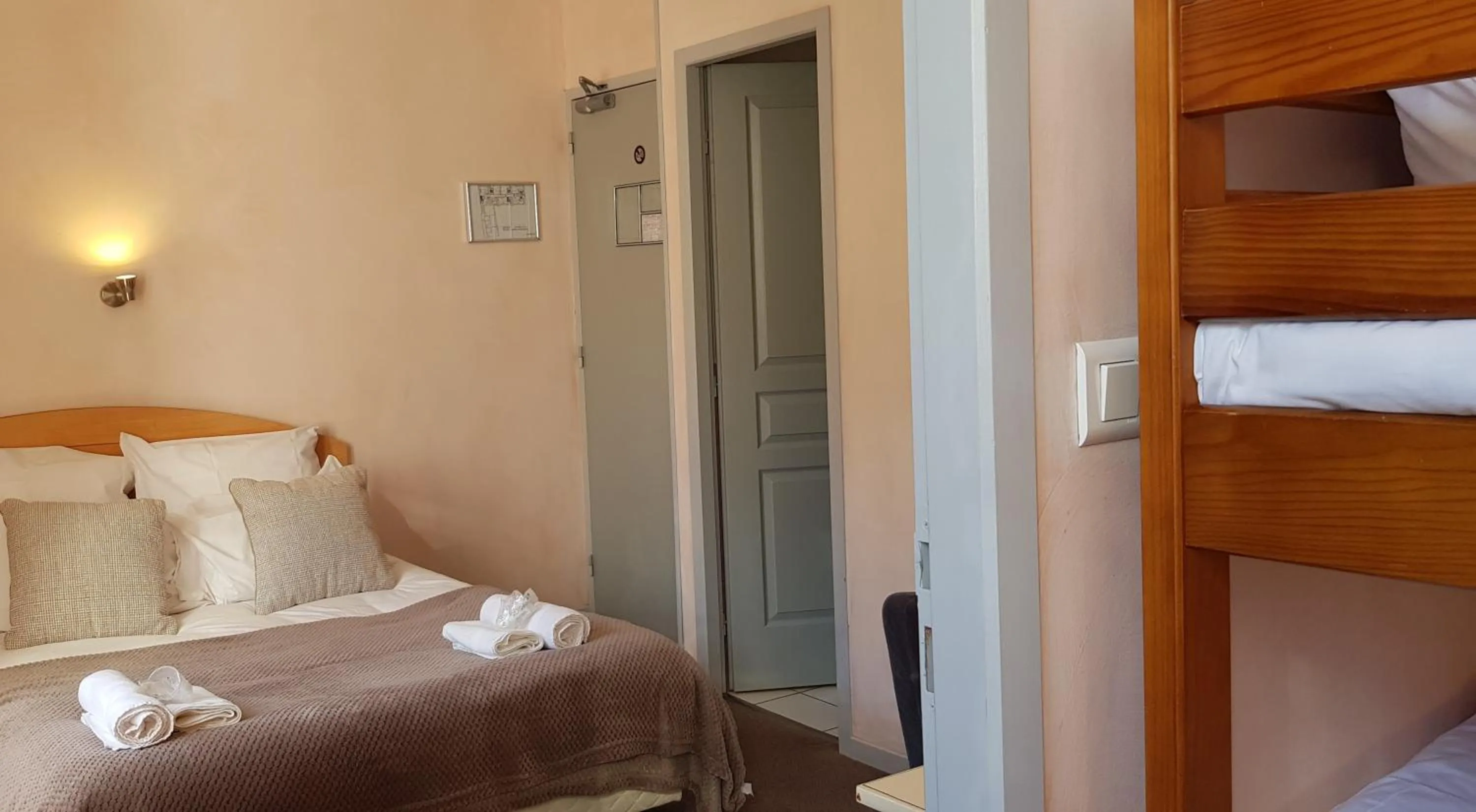 Bedroom, Bed in Hôtel Terminus