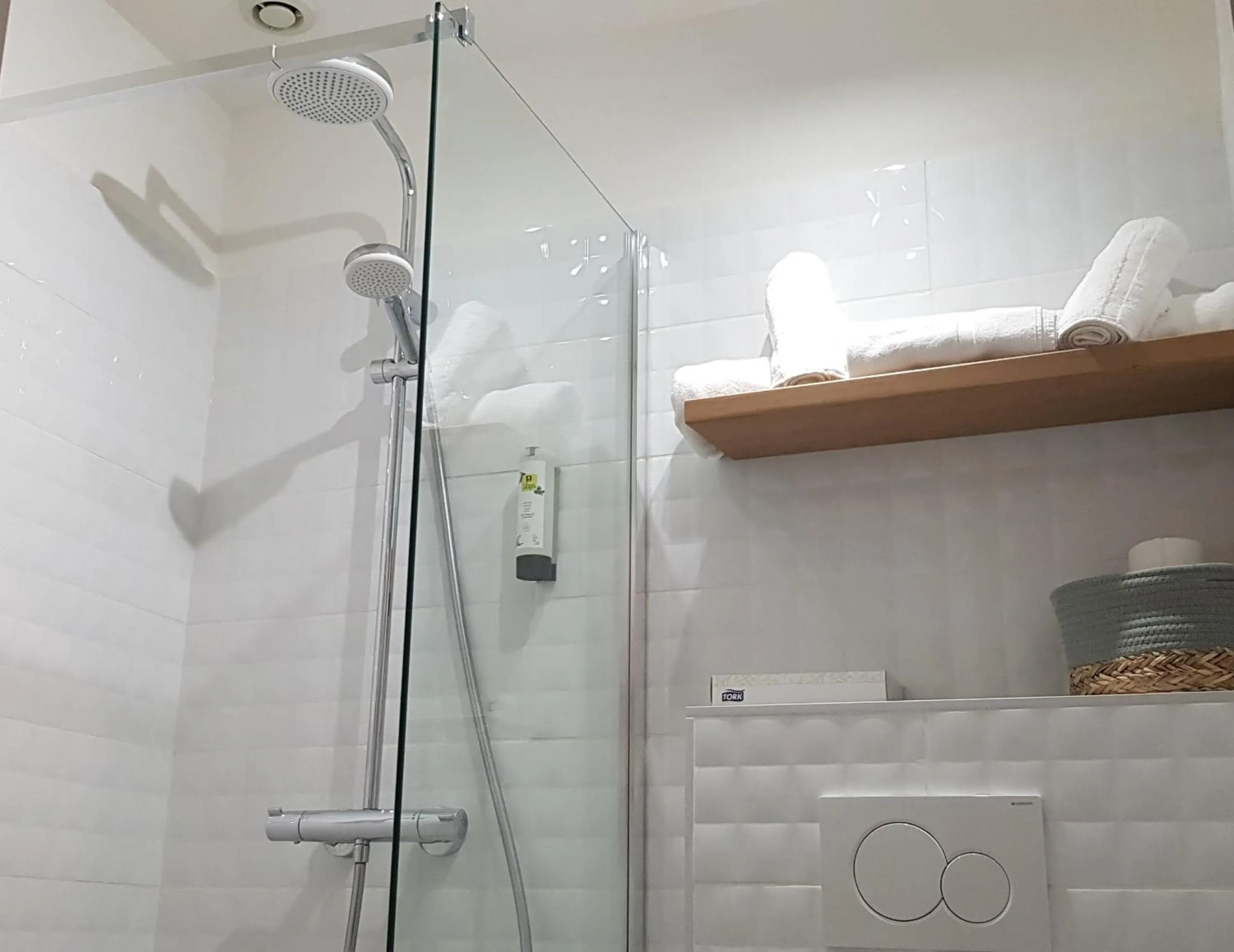 Shower in Hôtel Terminus