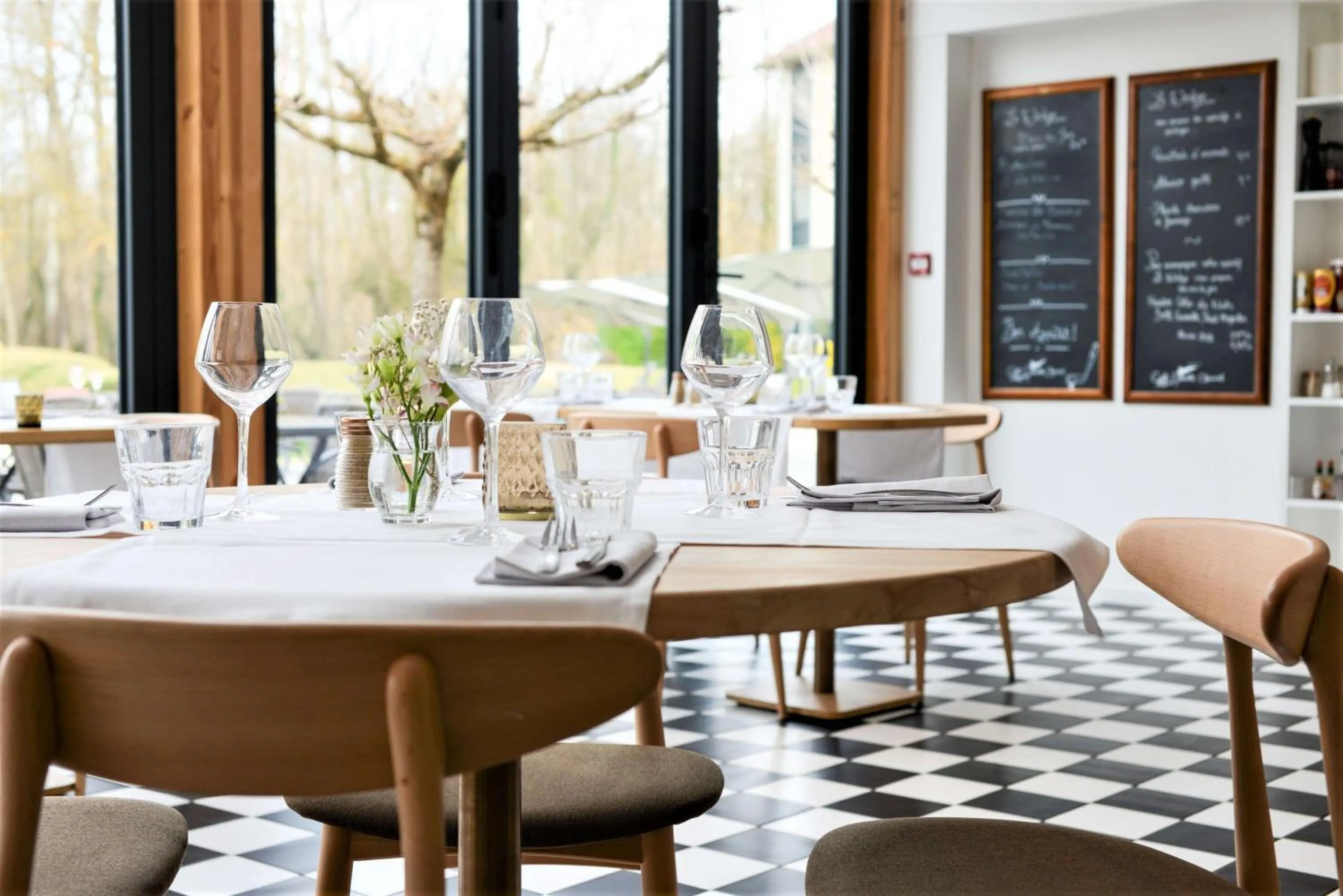 Restaurant/places to eat in Domaine de Charmeil