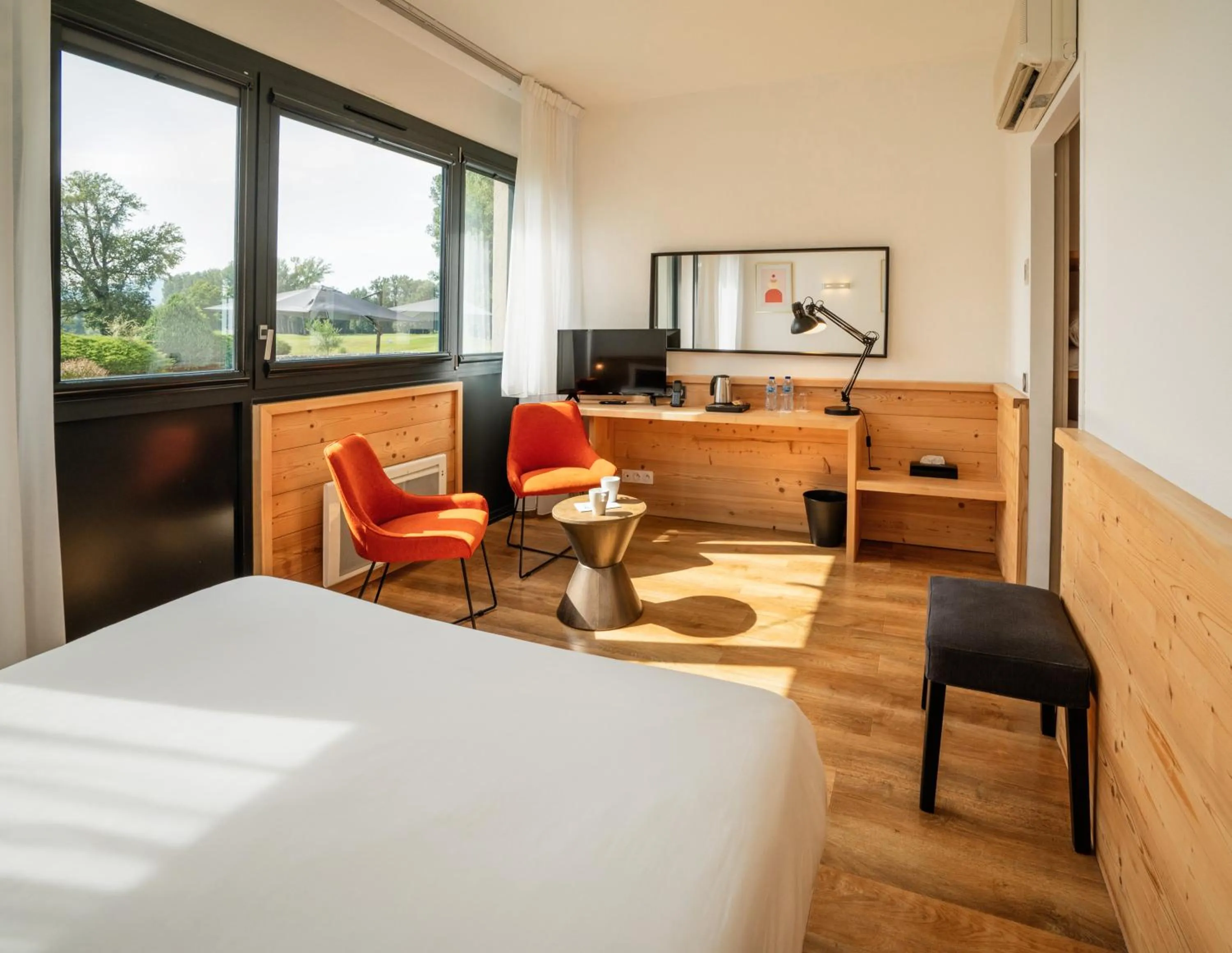 Photo of the whole room, Bed in Domaine de Charmeil