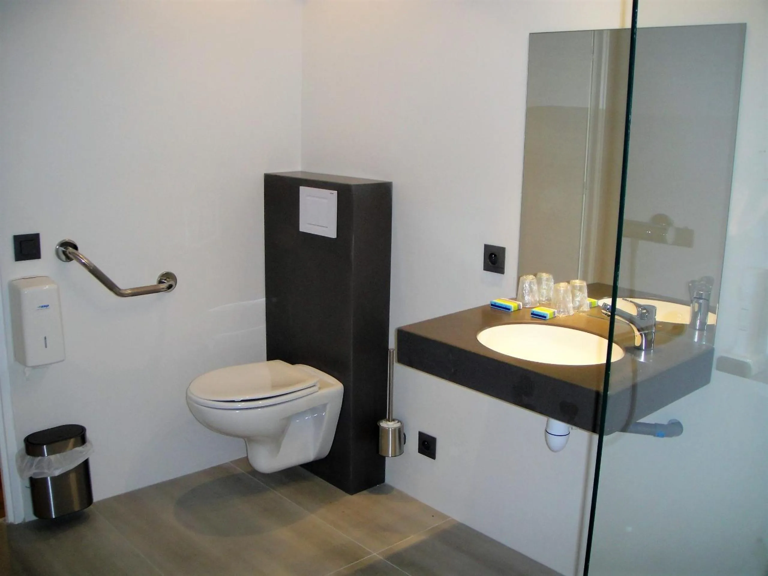 Bathroom in Domaine de Charmeil