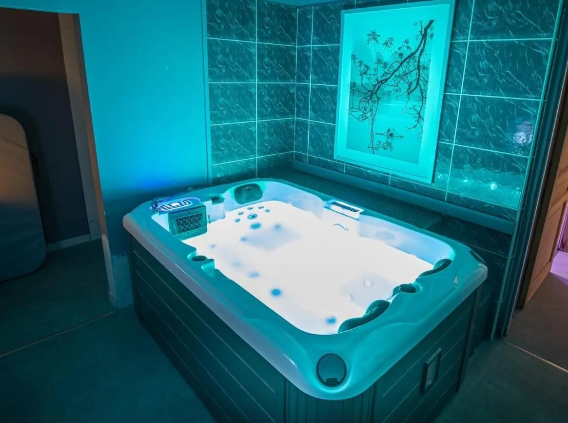 Hot Tub in Chambres d'Hotes Lorengrain