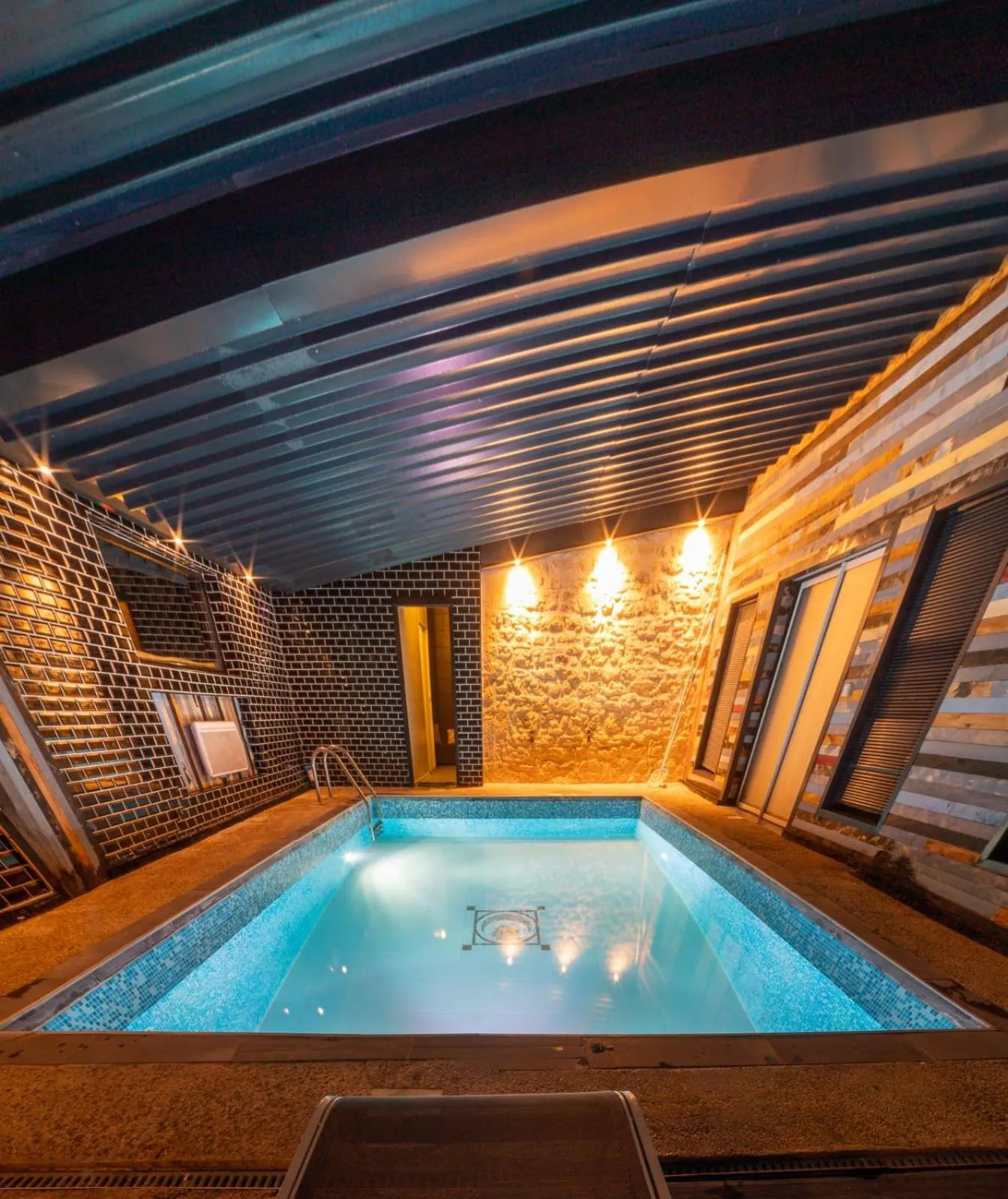 Swimming pool in Chambres d'Hotes Lorengrain