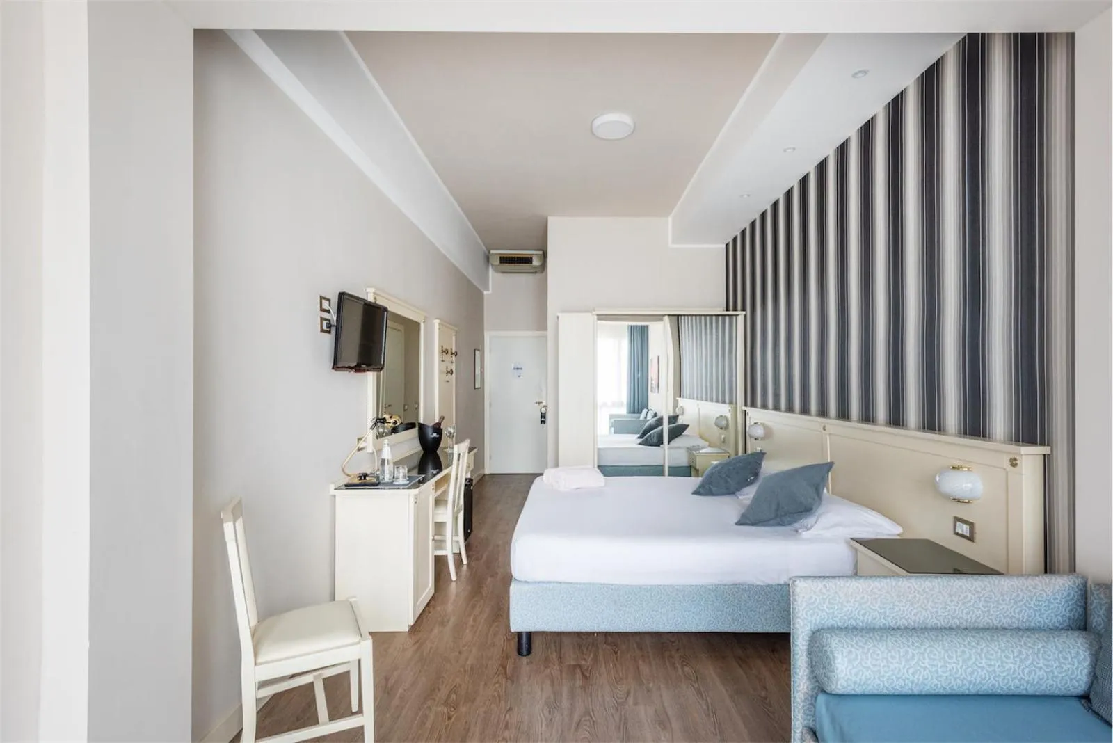 Photo of the whole room, Bed in Hotel Splendid Palace