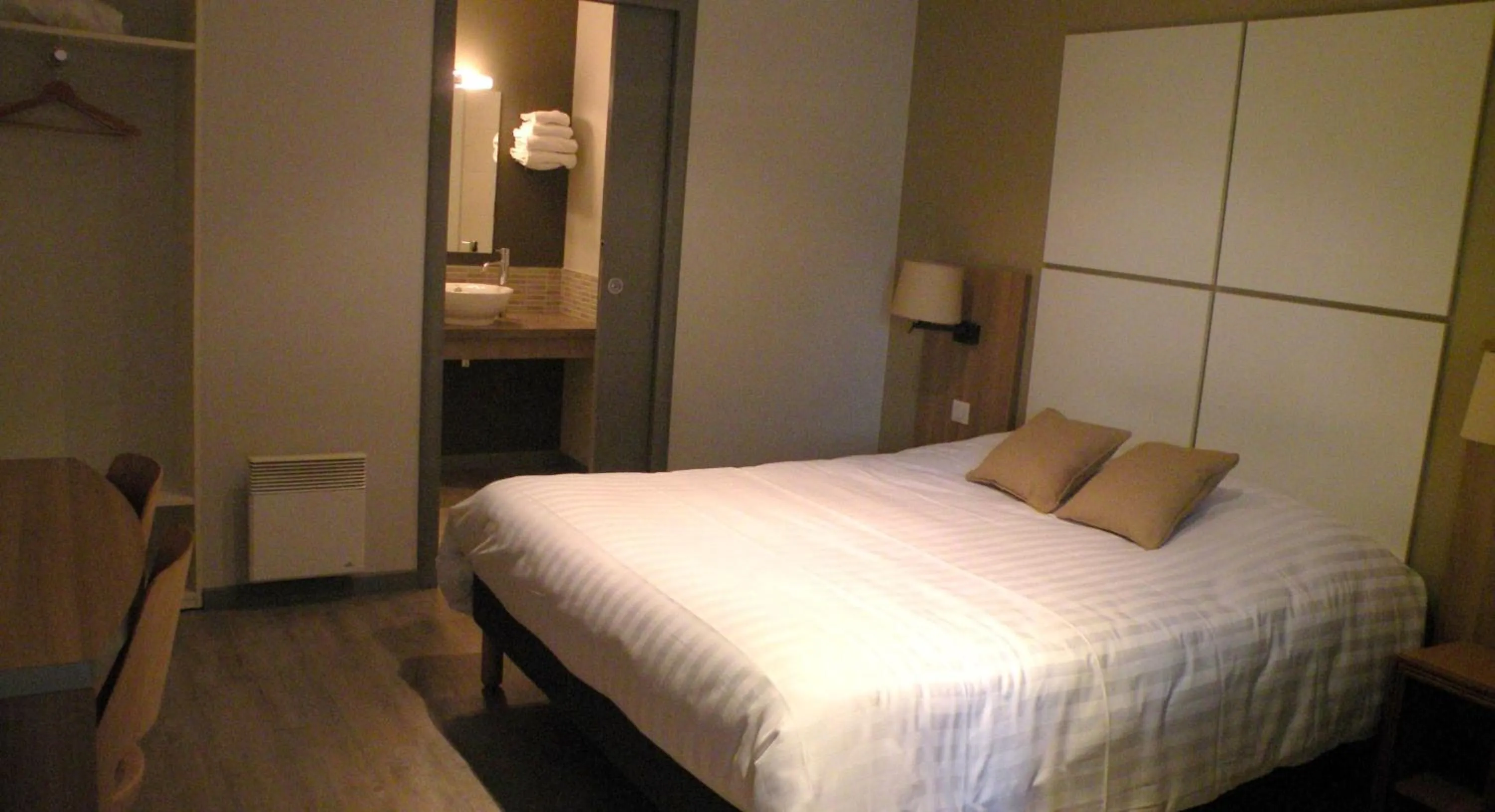 Bed in Hôtel Restaurant Du Parc de la Colombière