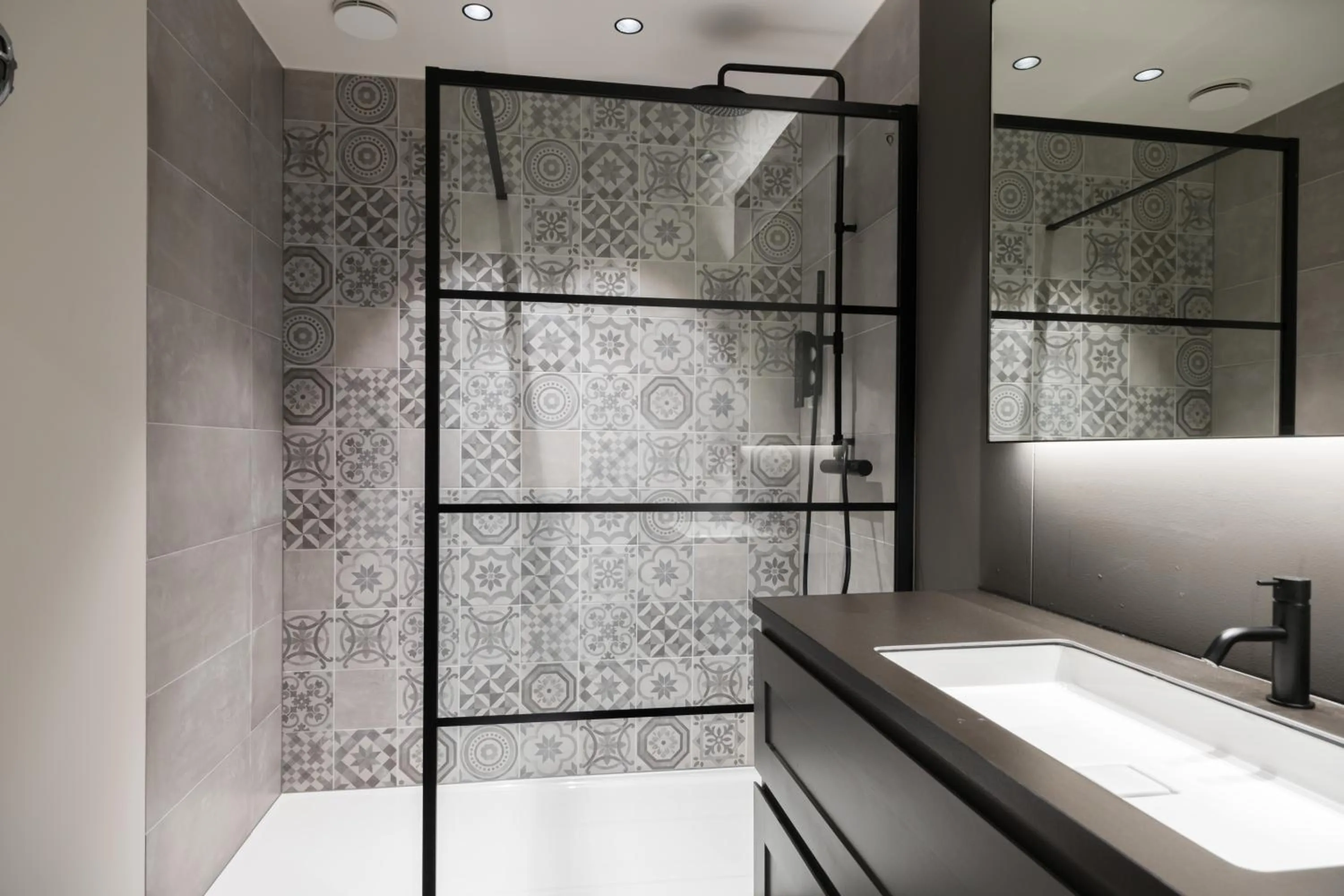 Shower in Belcasa Suitehotel