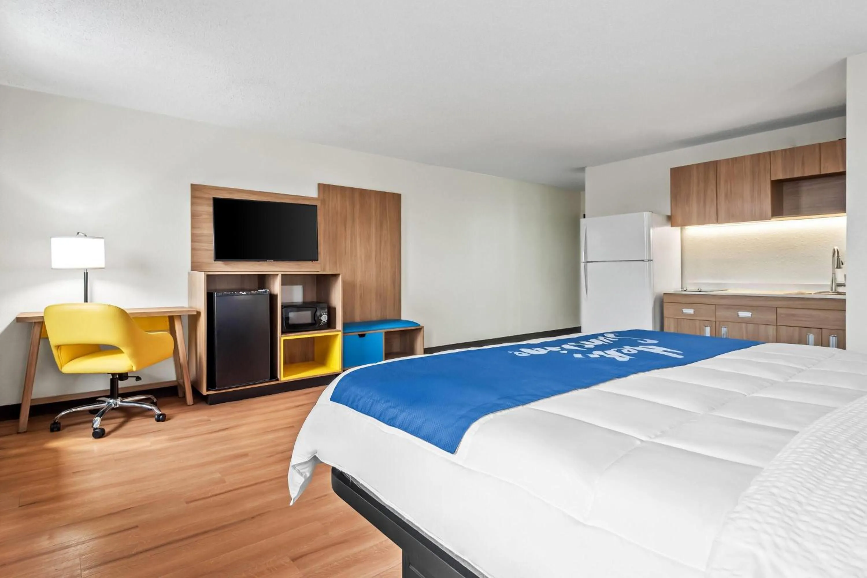 Photo of the whole room, Bed in Days Inn by Wyndham Lancaster PA Dutch Country