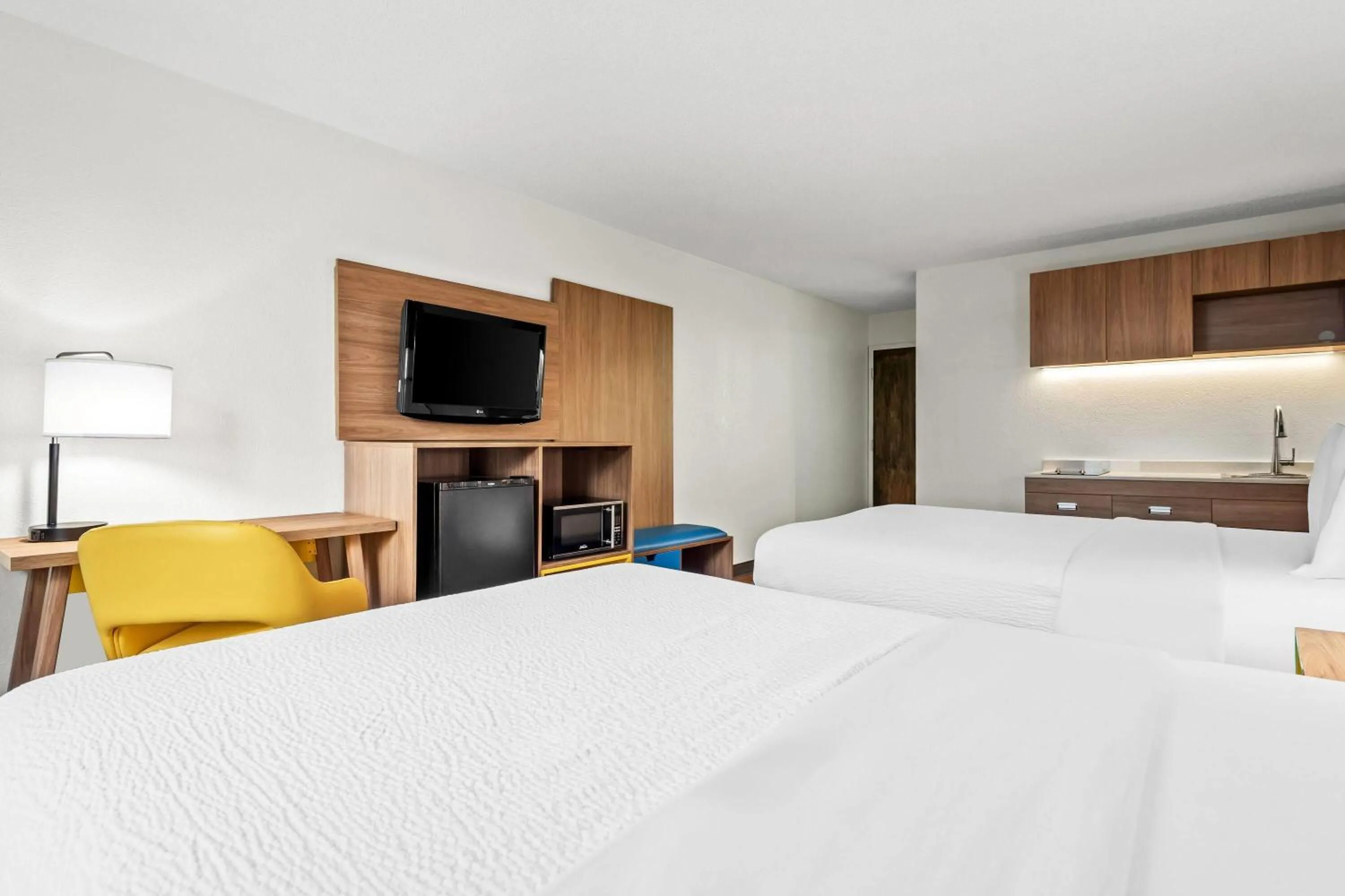 Photo of the whole room, Bed in Days Inn by Wyndham Lancaster PA Dutch Country