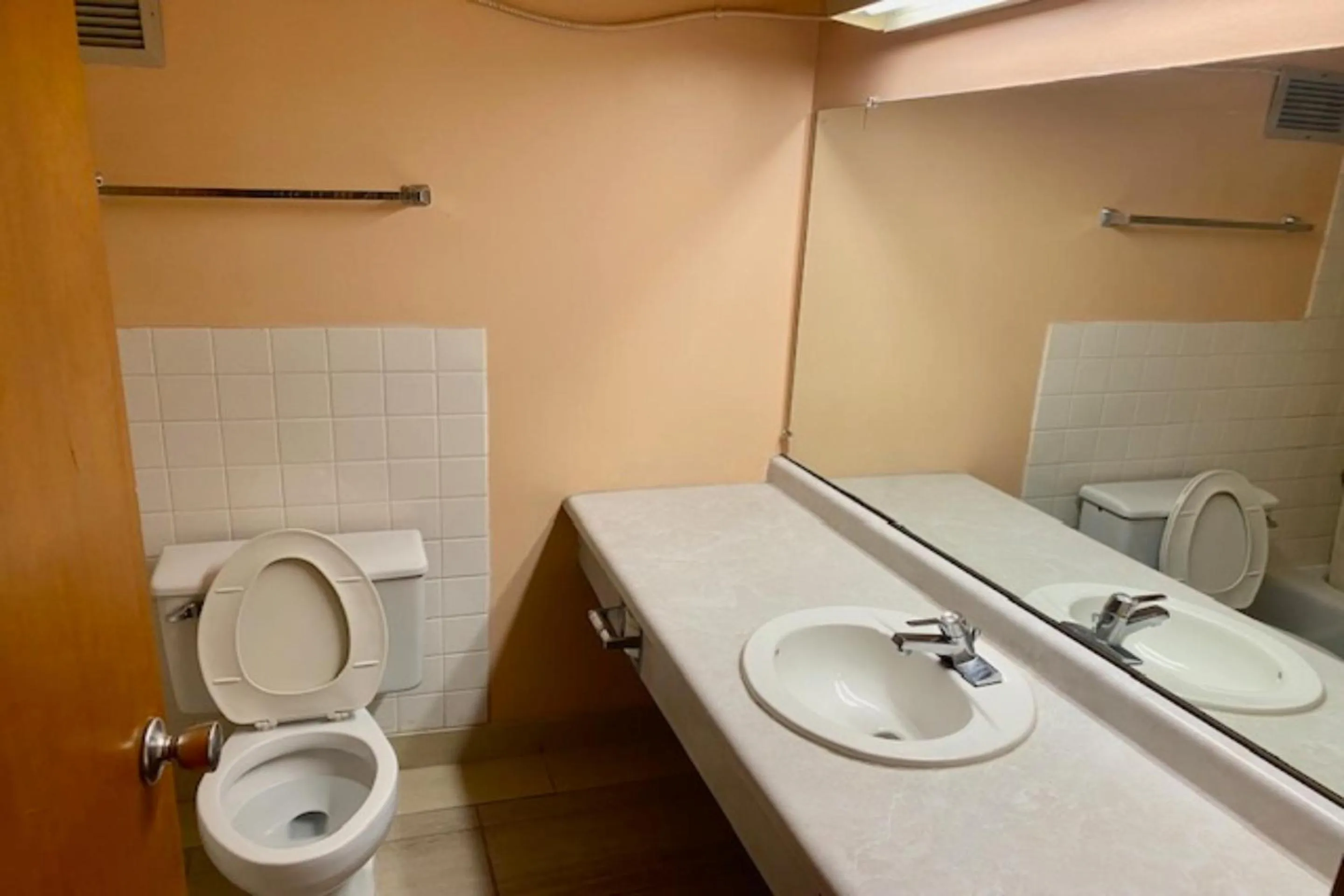 Bathroom in Red Carpet Inn & Suites Lima -Listing Partner