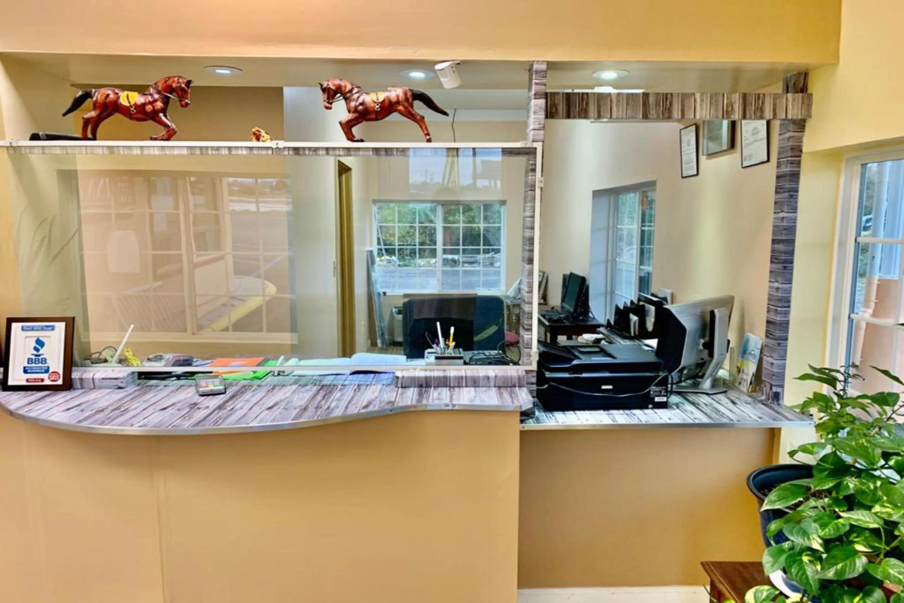 Lobby or reception in Red Carpet Inn & Suites Lima -Listing Partner