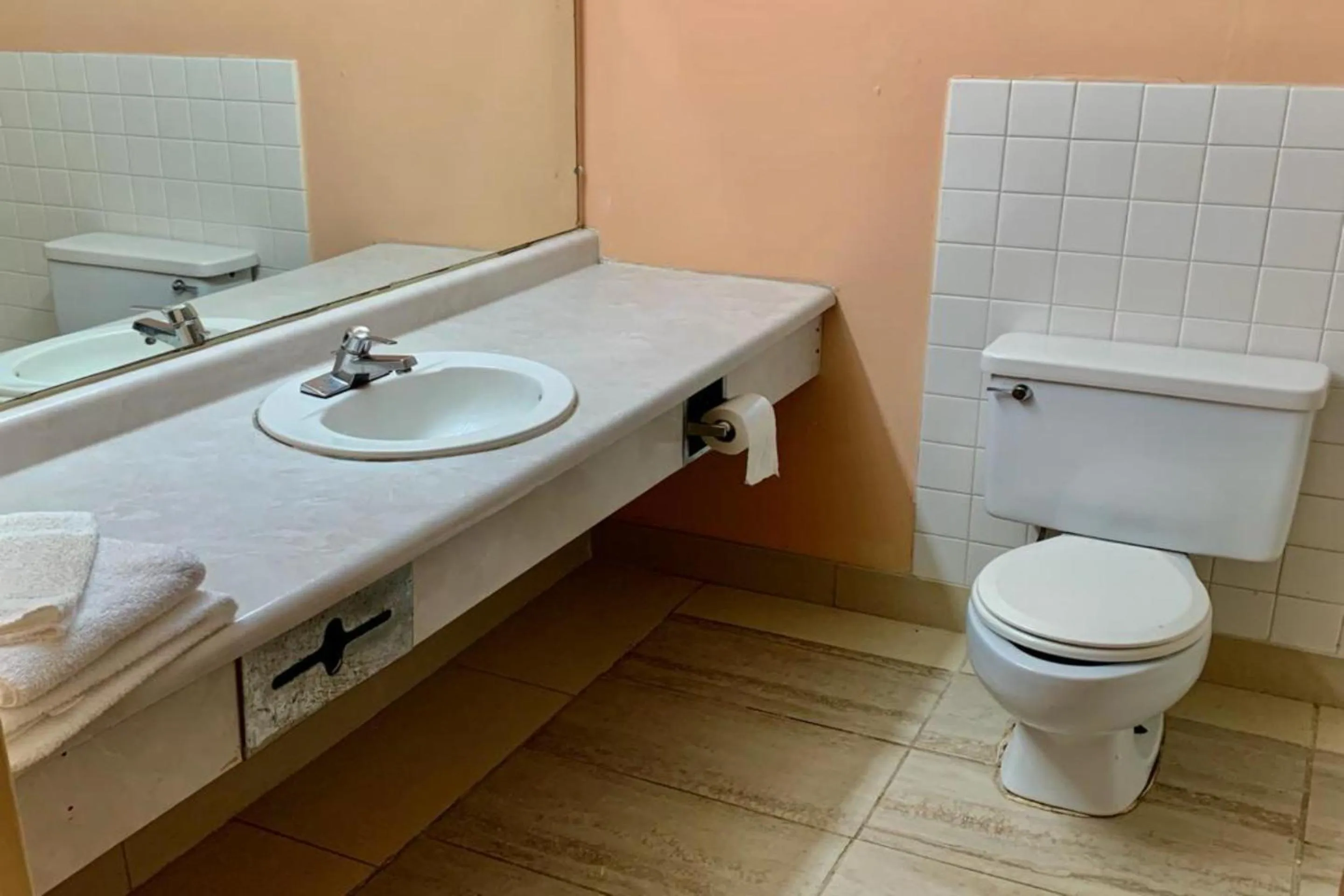 Bathroom in Red Carpet Inn & Suites Lima -Listing Partner