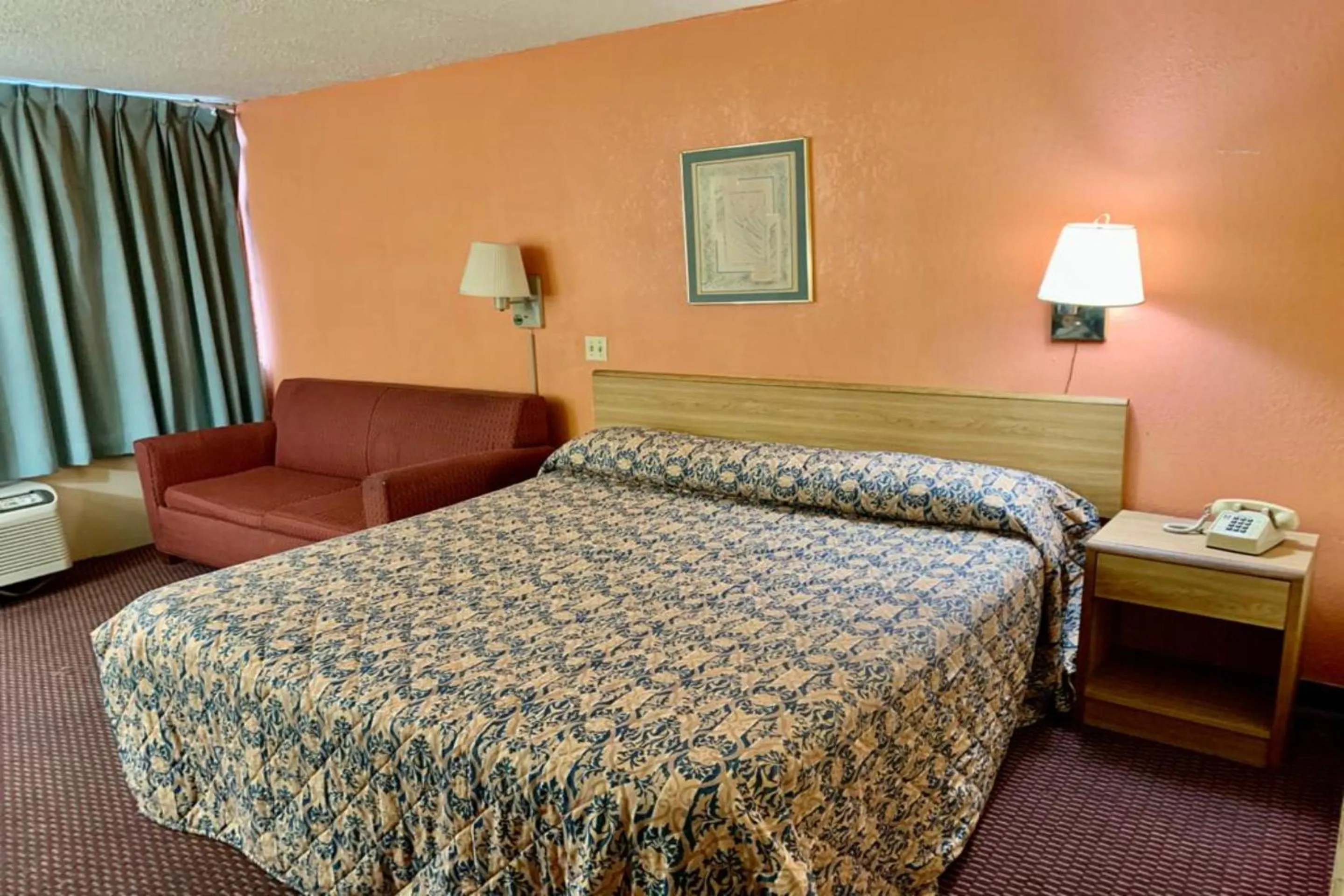 Standard King Room in Red Carpet Inn & Suites Lima -Listing Partner