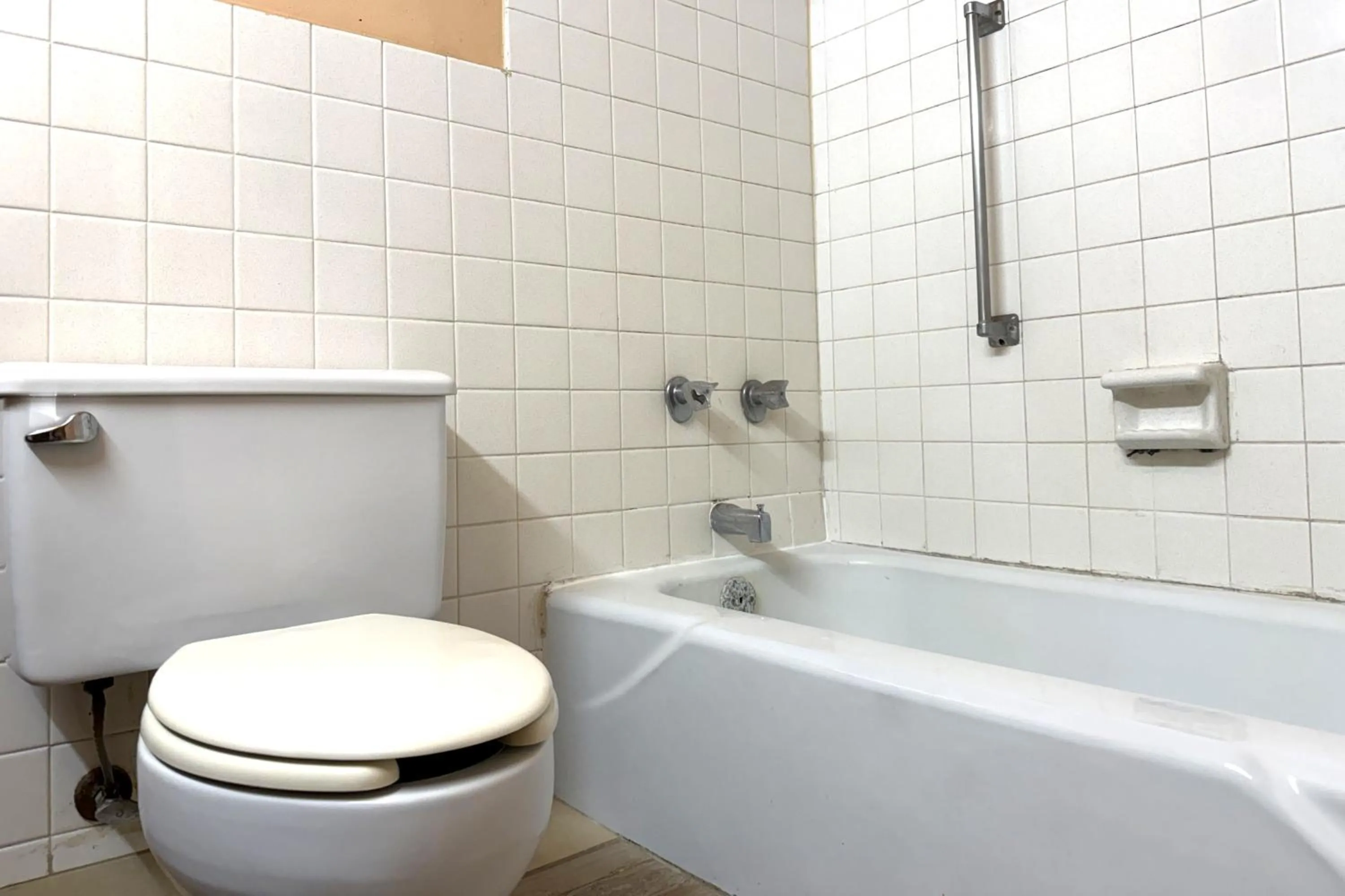 Bathroom in Red Carpet Inn & Suites Lima -Listing Partner