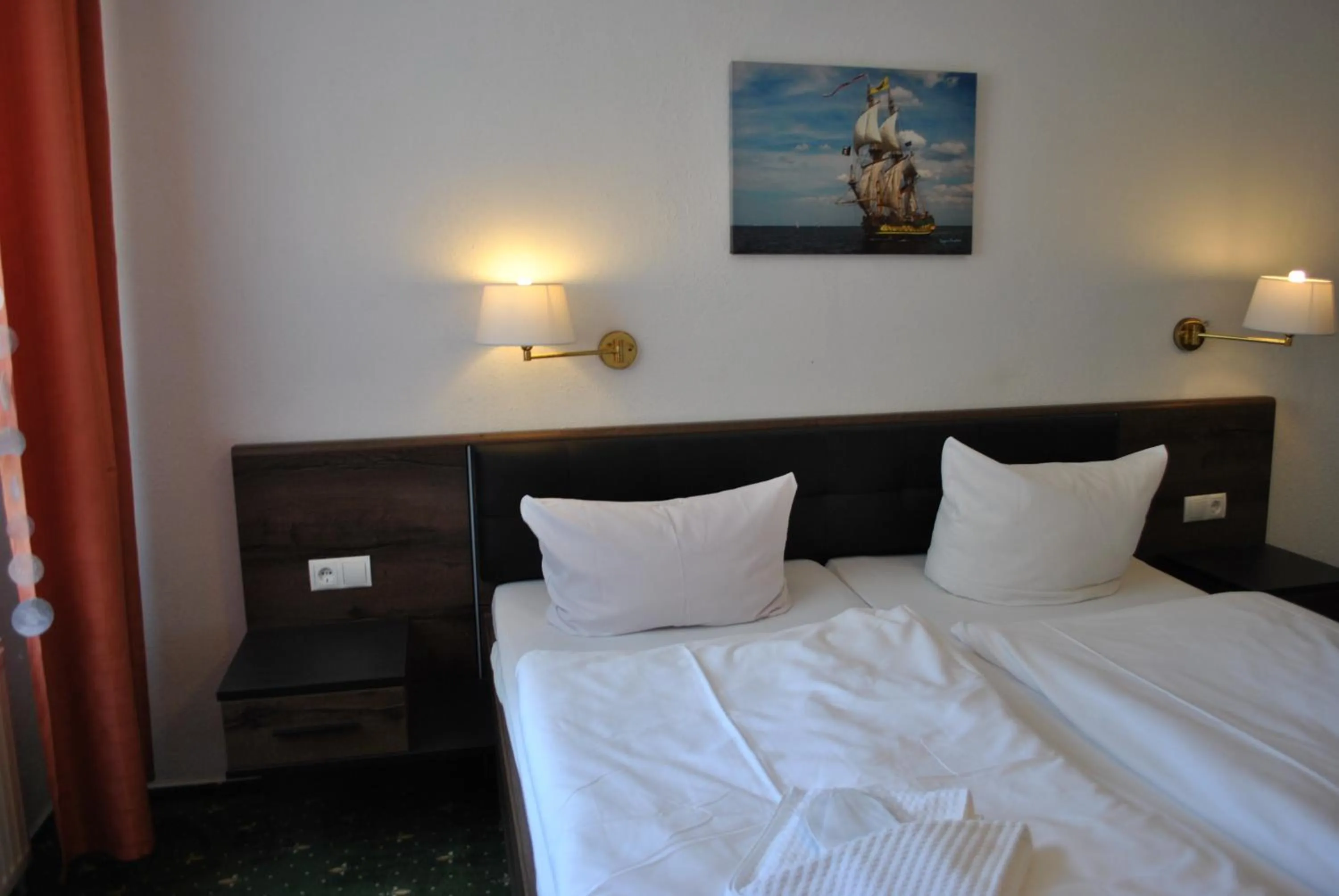 Photo of the whole room, Bed in Strand-Hotel Lobbe