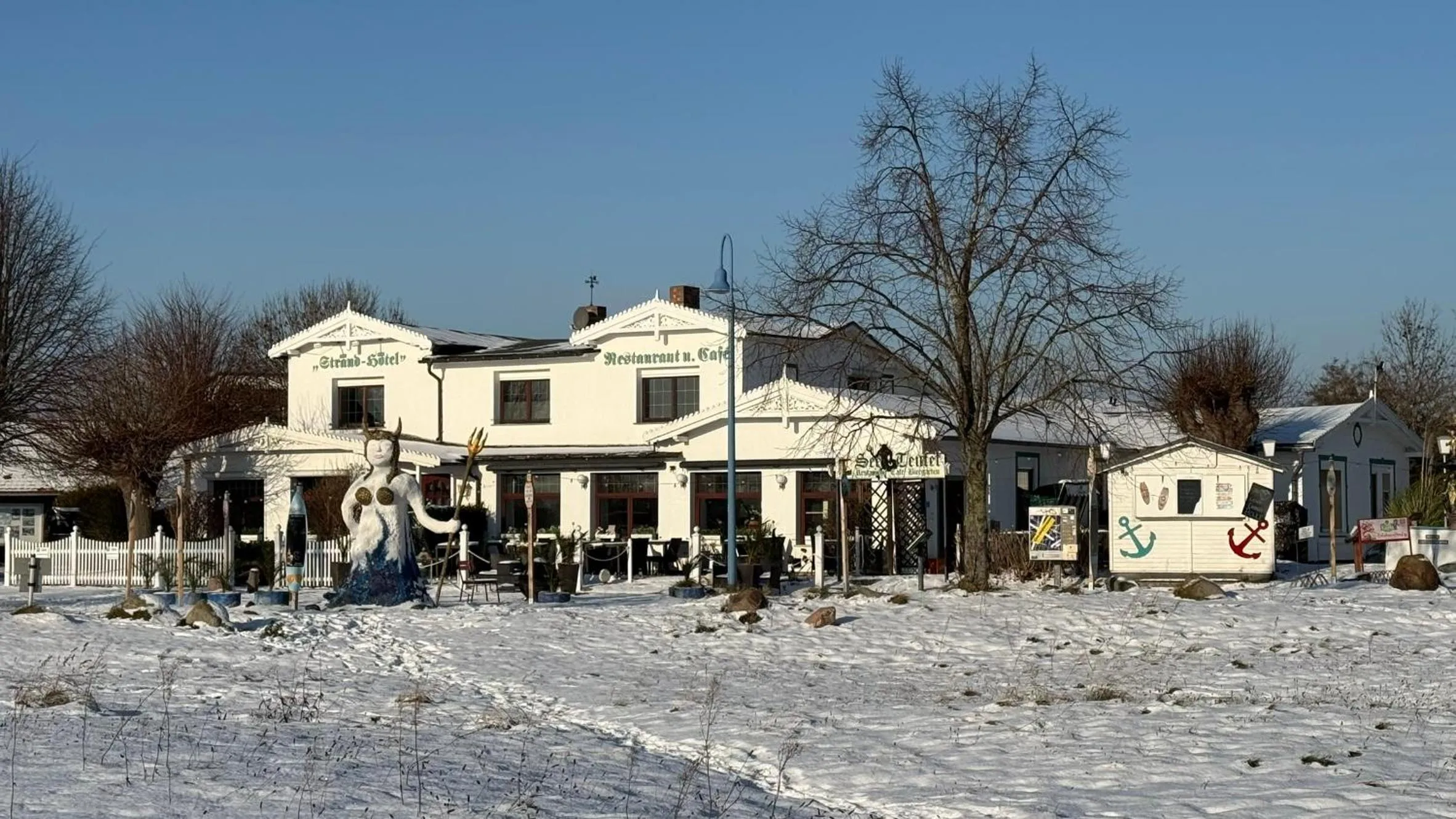 Property building in Strand-Hotel Lobbe