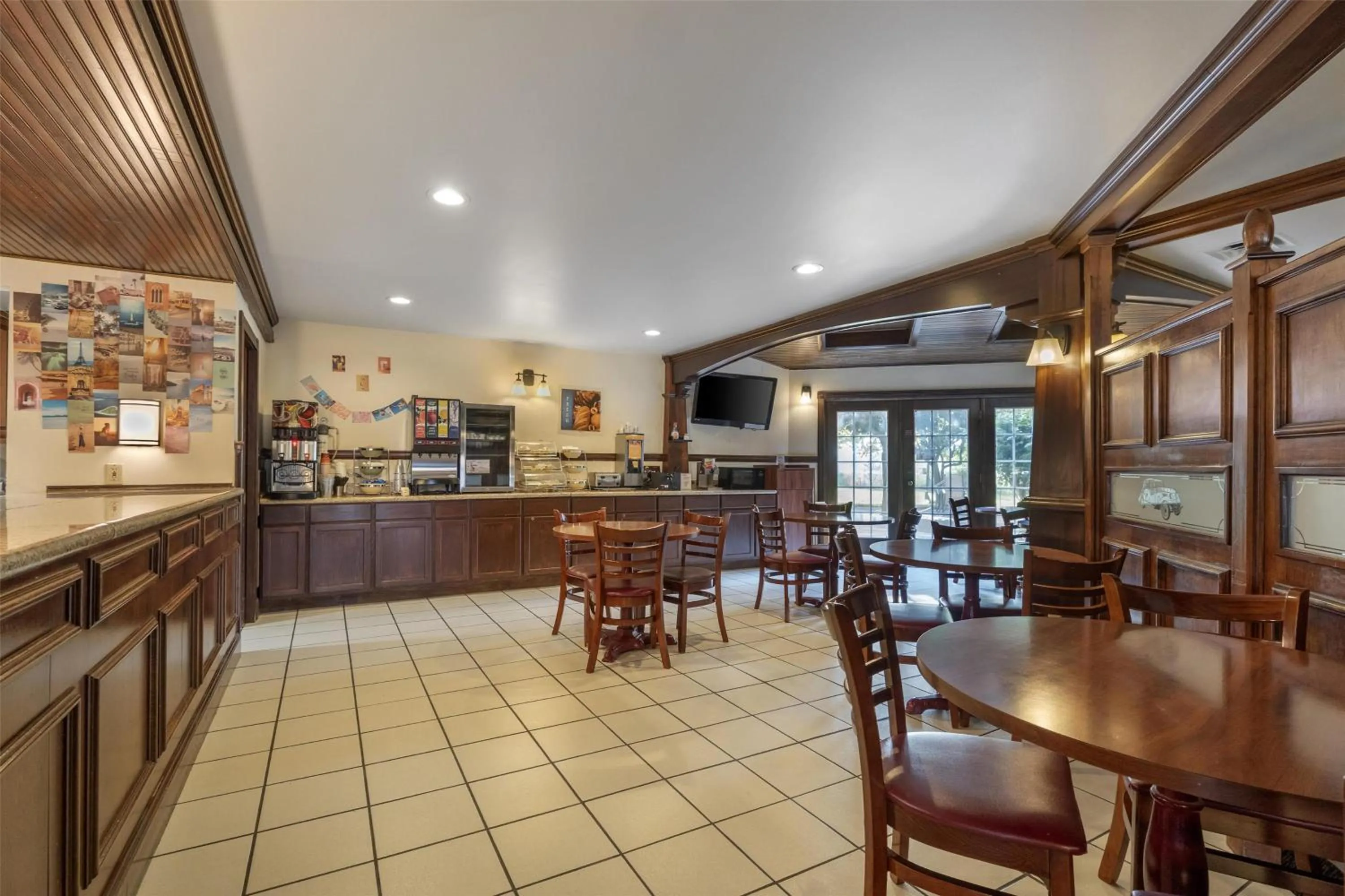 Breakfast in SureStay Plus Hotel by Best Western Auburn