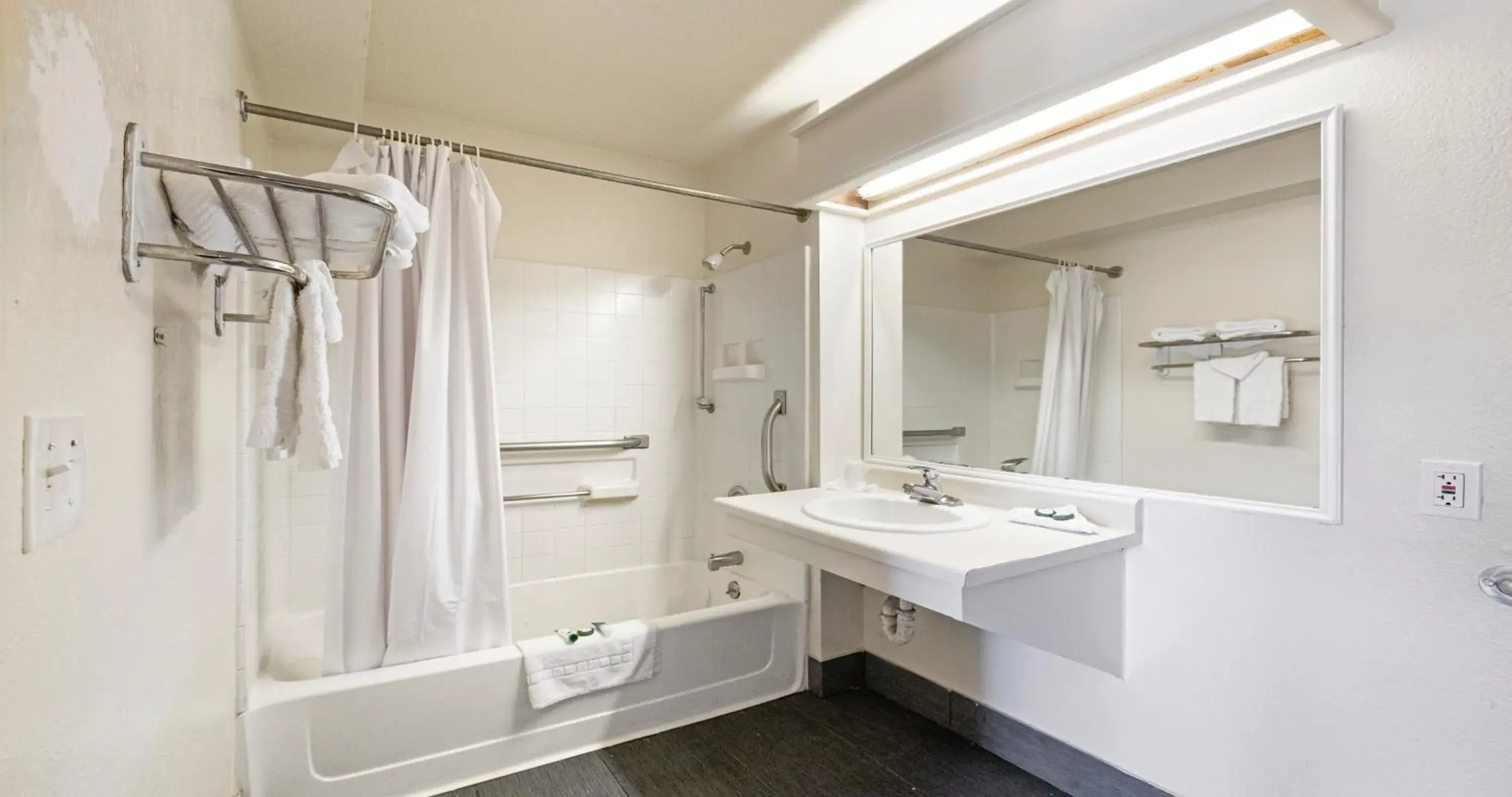 Queen Room - Disability Access in Budget Inn and Suites Stockton Yosemite Queen Room - Disability Access in Budget Inn and Suites Stockton Yosemite