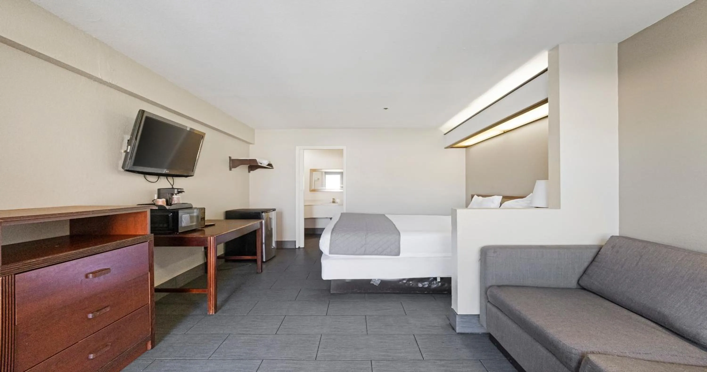 Photo of the whole room, Bed in Budget Inn and Suites Stockton Yosemite