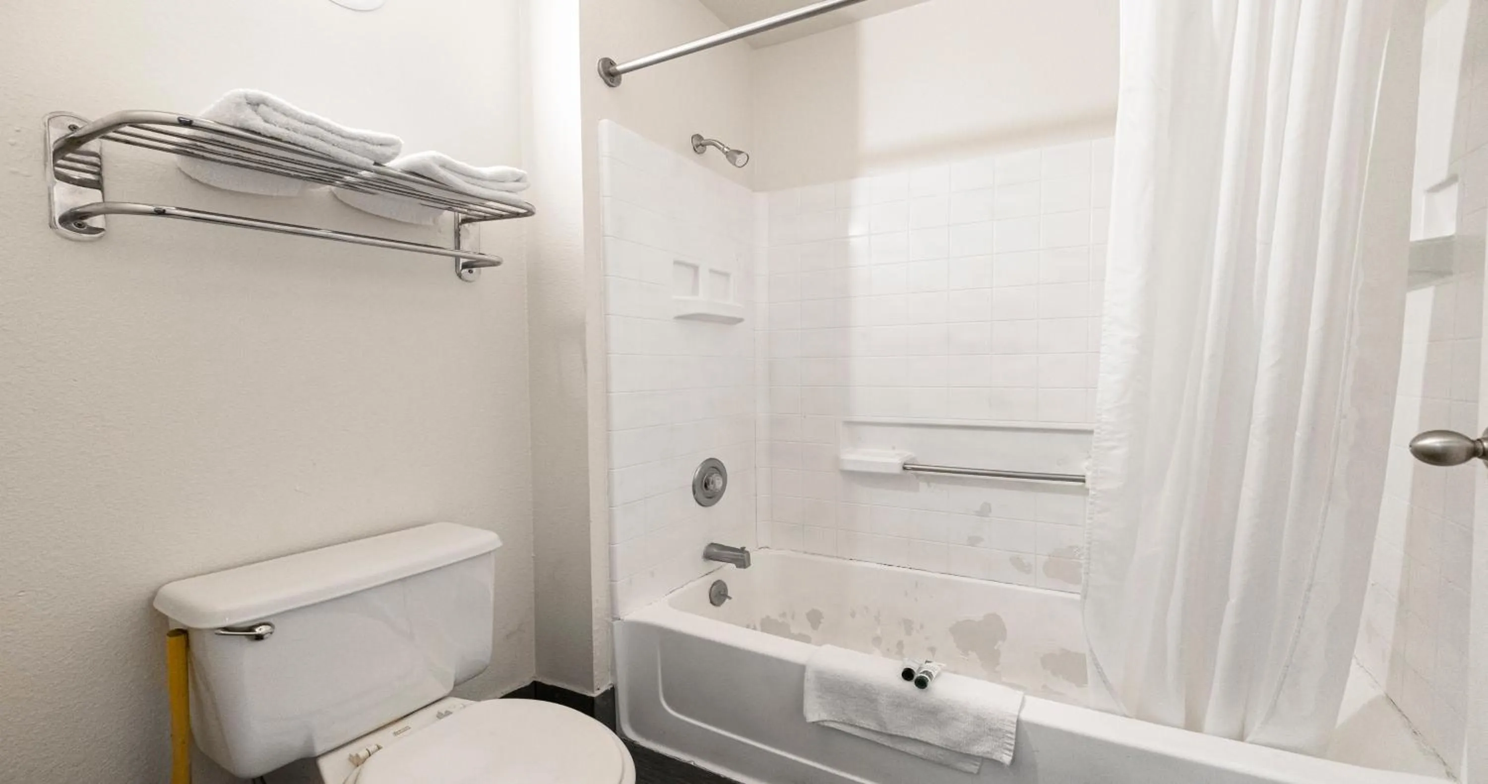 Bathroom in Budget Inn and Suites Stockton Yosemite