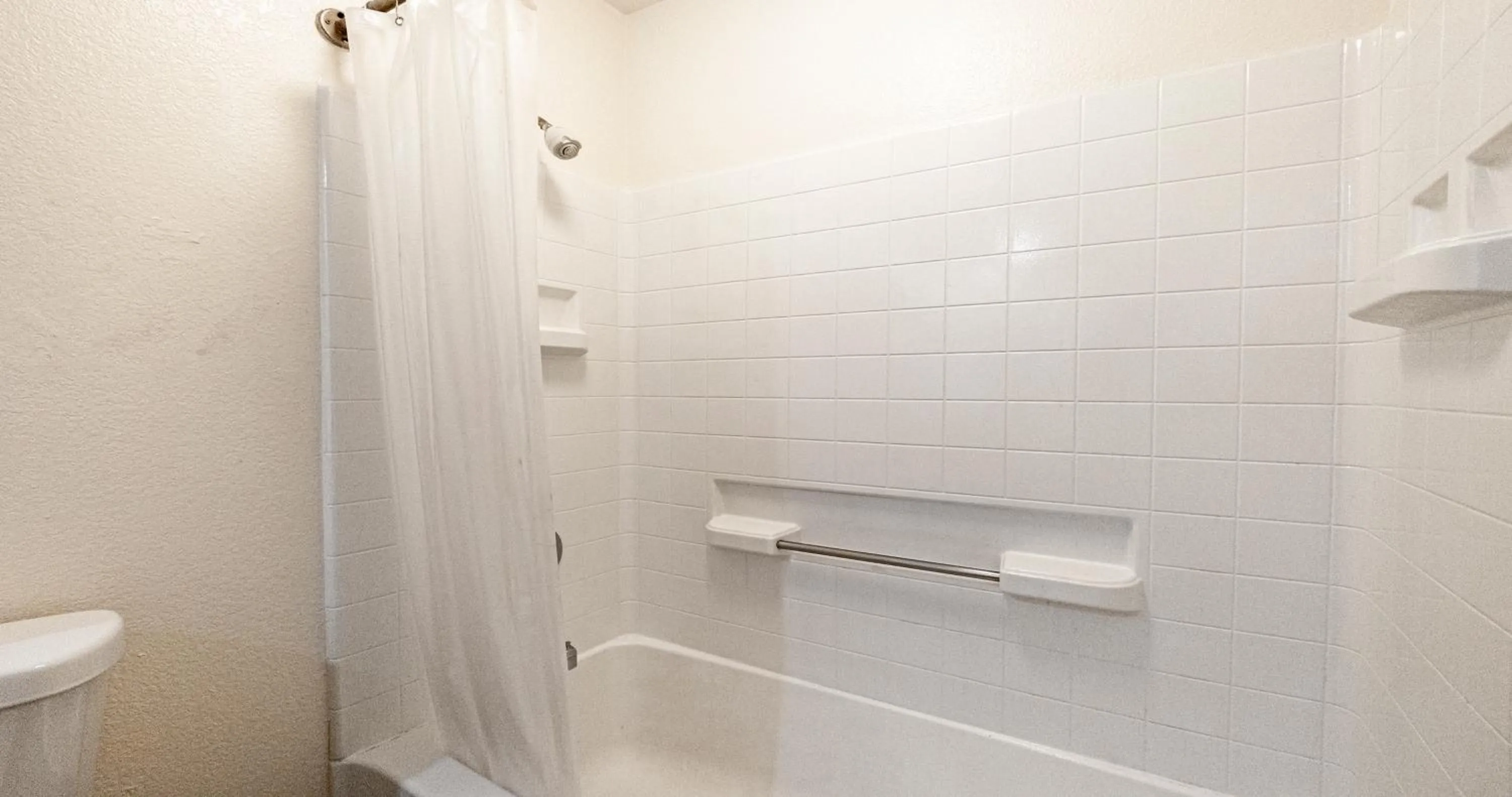 Shower in Budget Inn and Suites Stockton Yosemite