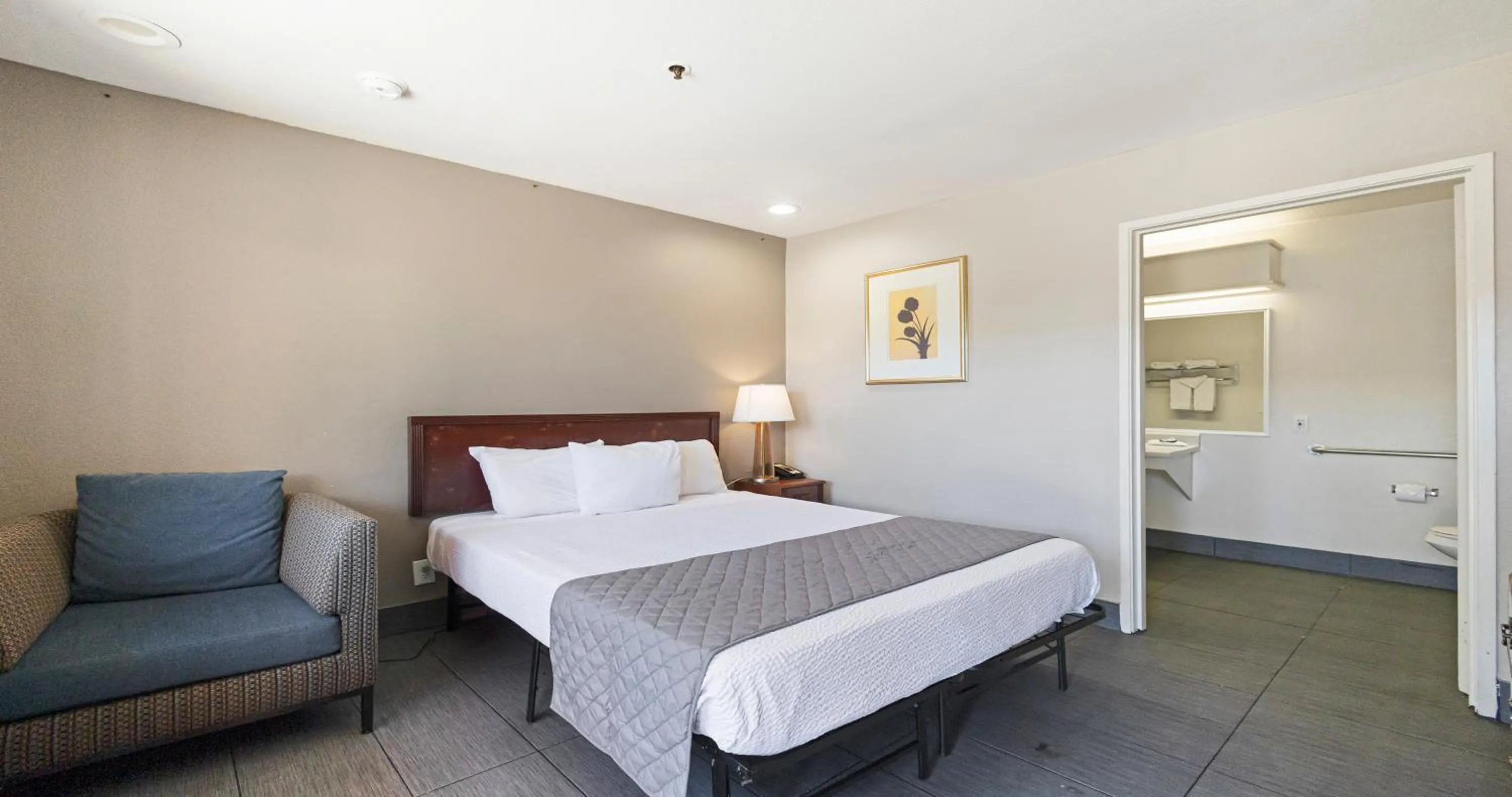 Photo of the whole room, Bed in Budget Inn and Suites Stockton Yosemite