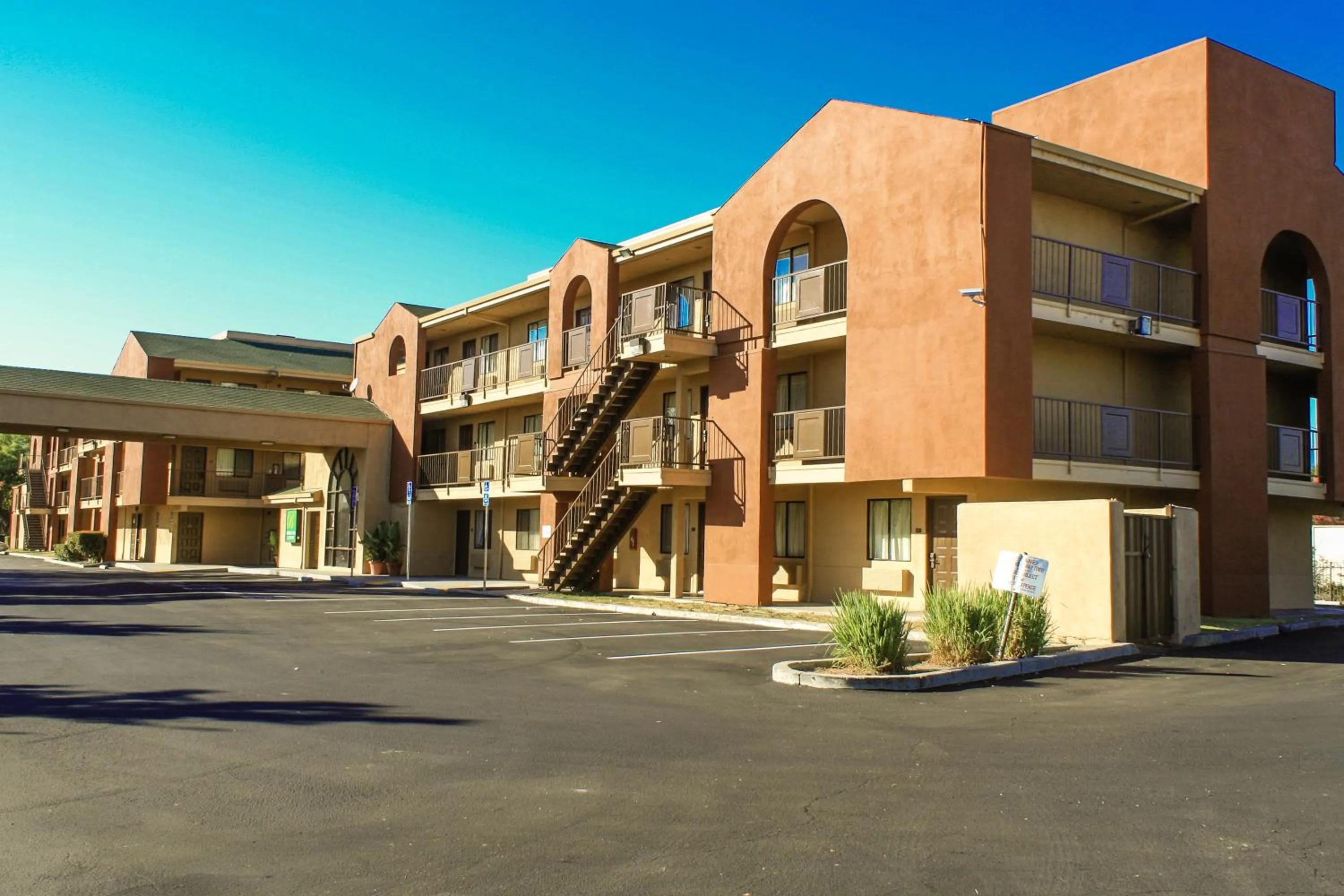 Property building in Budget Inn and Suites Stockton Yosemite