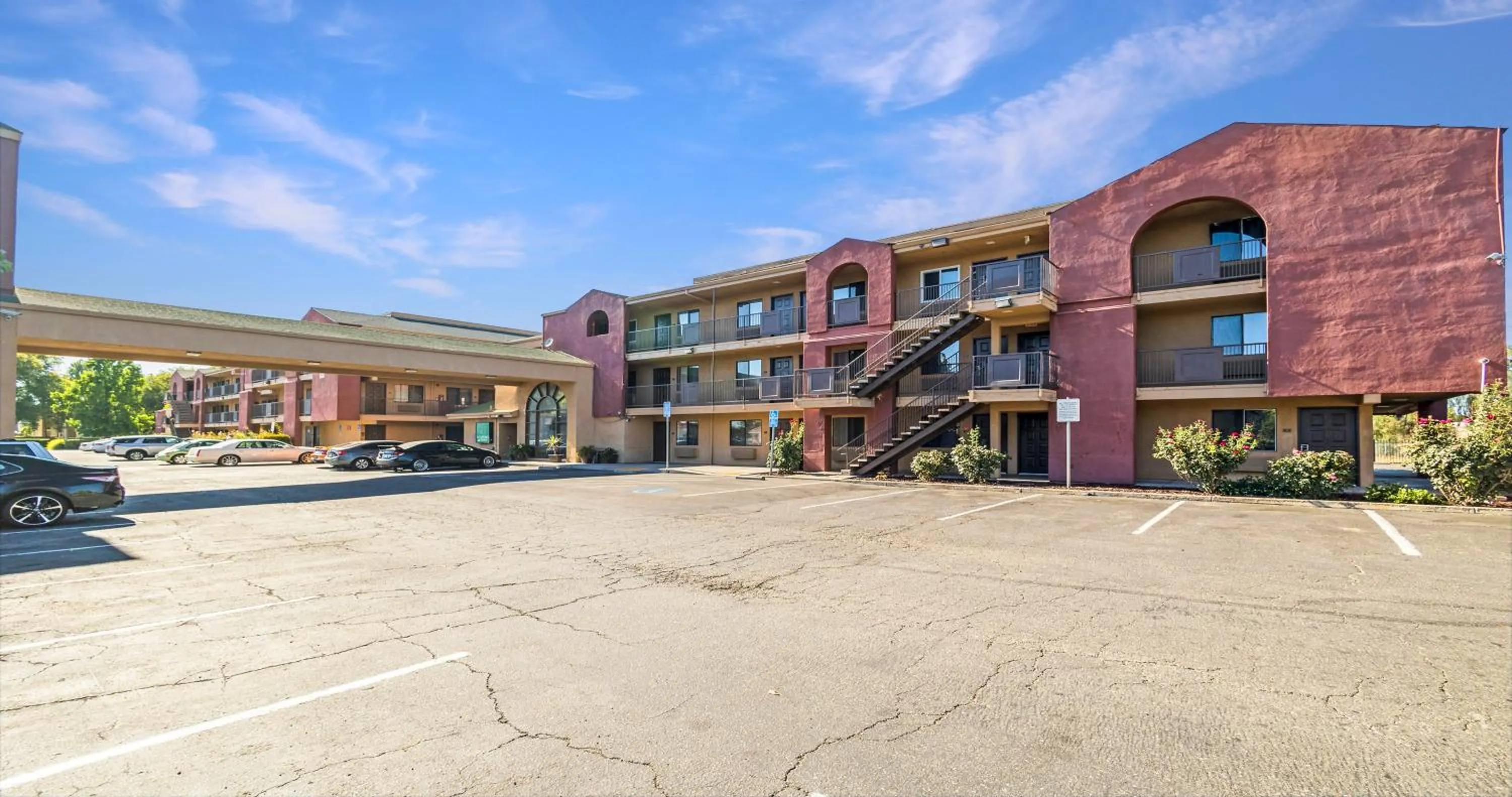 Property building in Budget Inn and Suites Stockton Yosemite