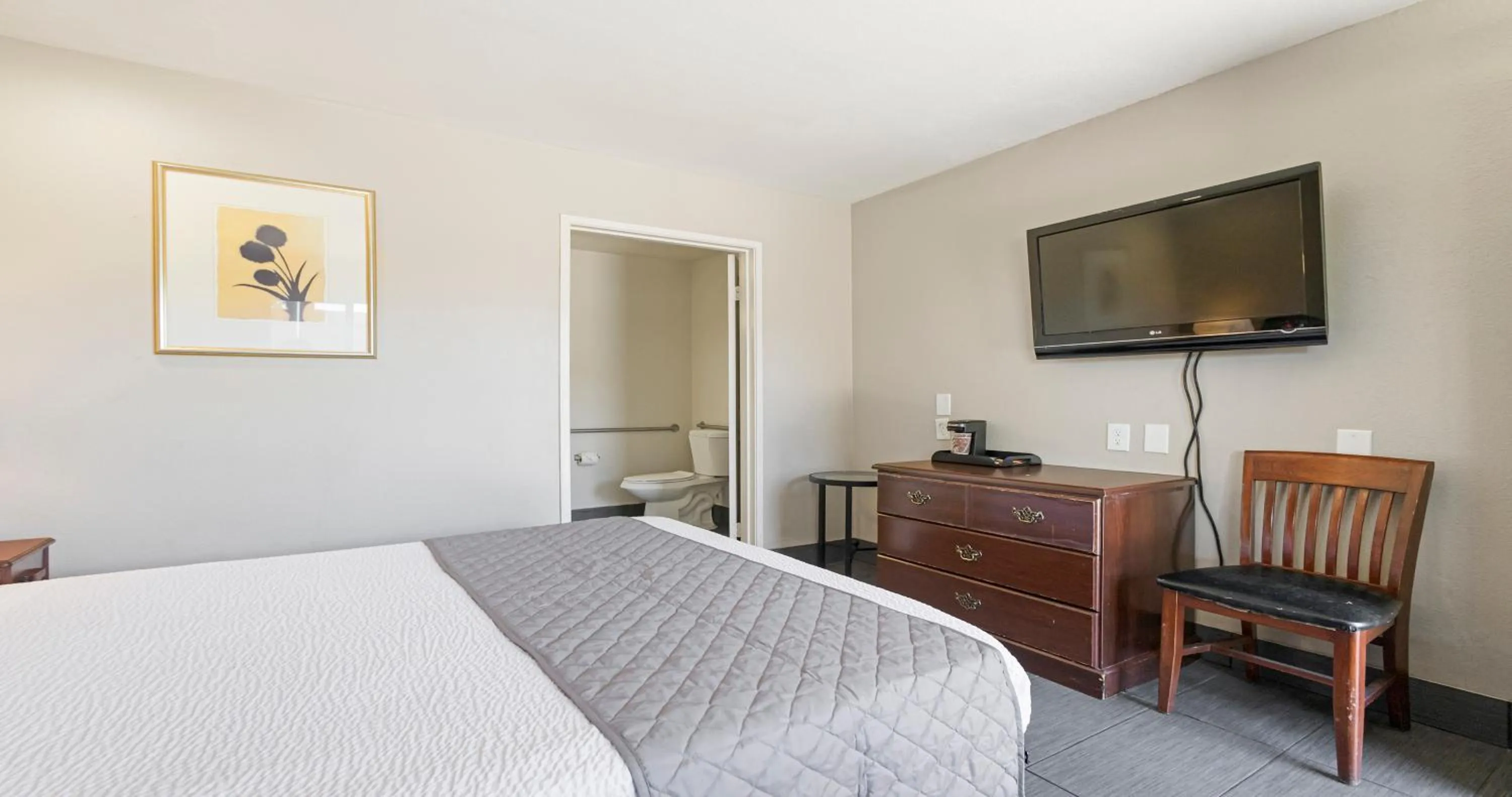 Photo of the whole room, Bed in Budget Inn and Suites Stockton Yosemite
