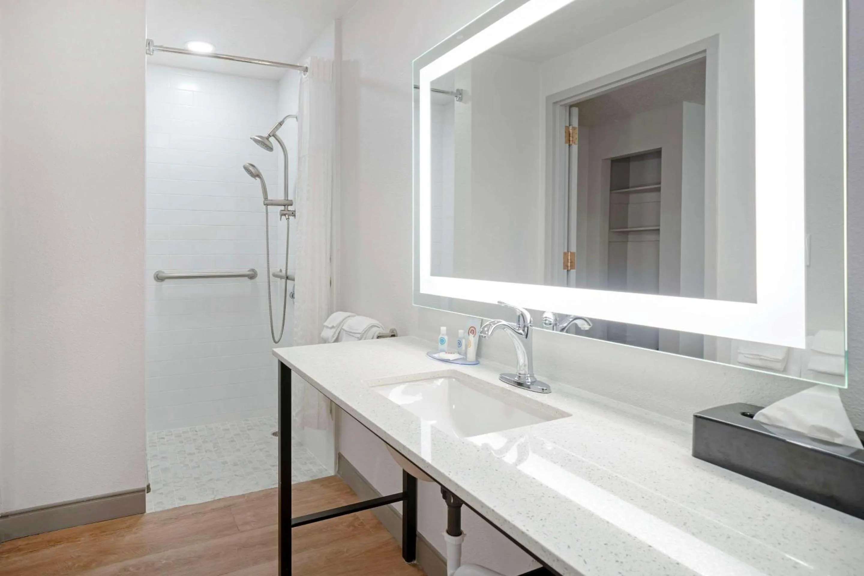 Bedroom in Comfort Suites Idaho Falls