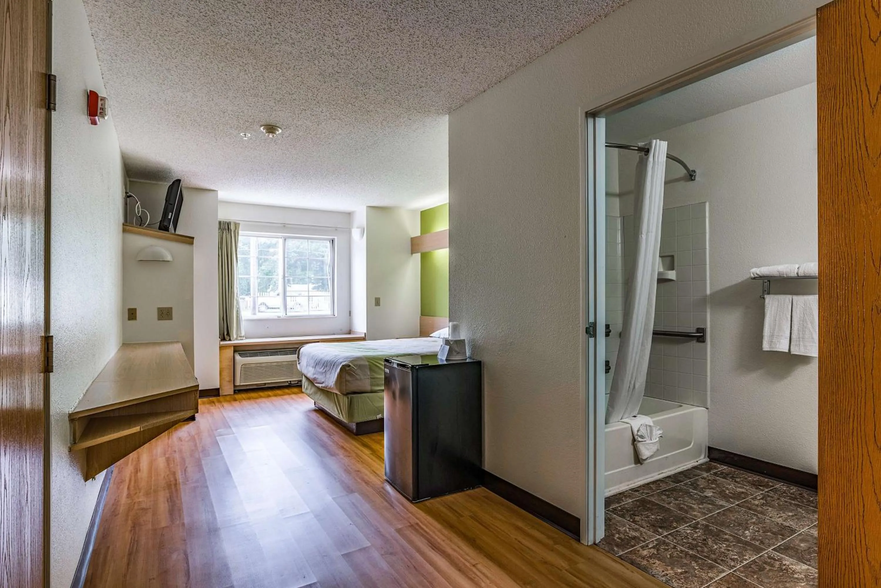 TV and multimedia, Bed in Motel 6-Charlotte, NC - University