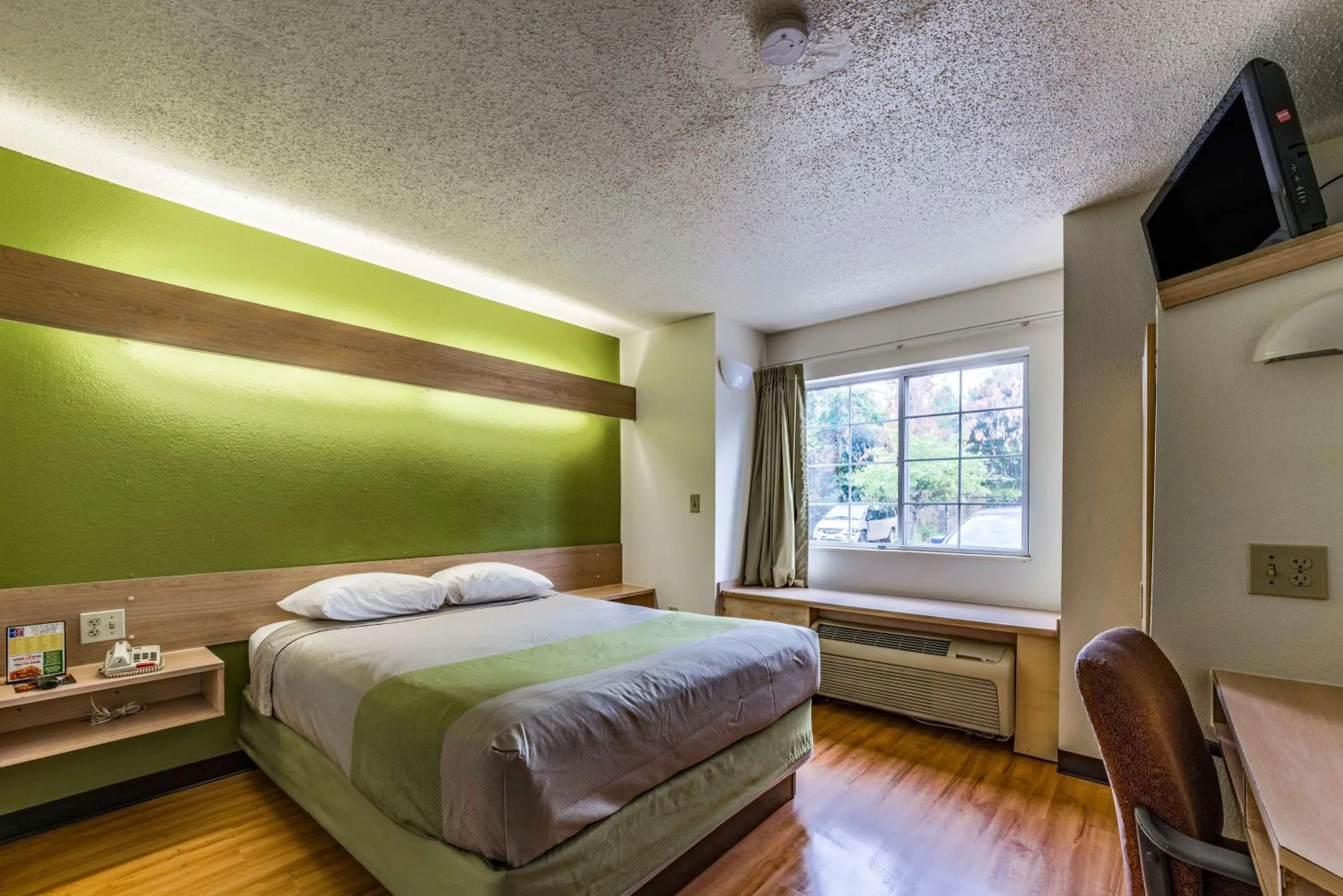 TV and multimedia, Bed in Motel 6-Charlotte, NC - University