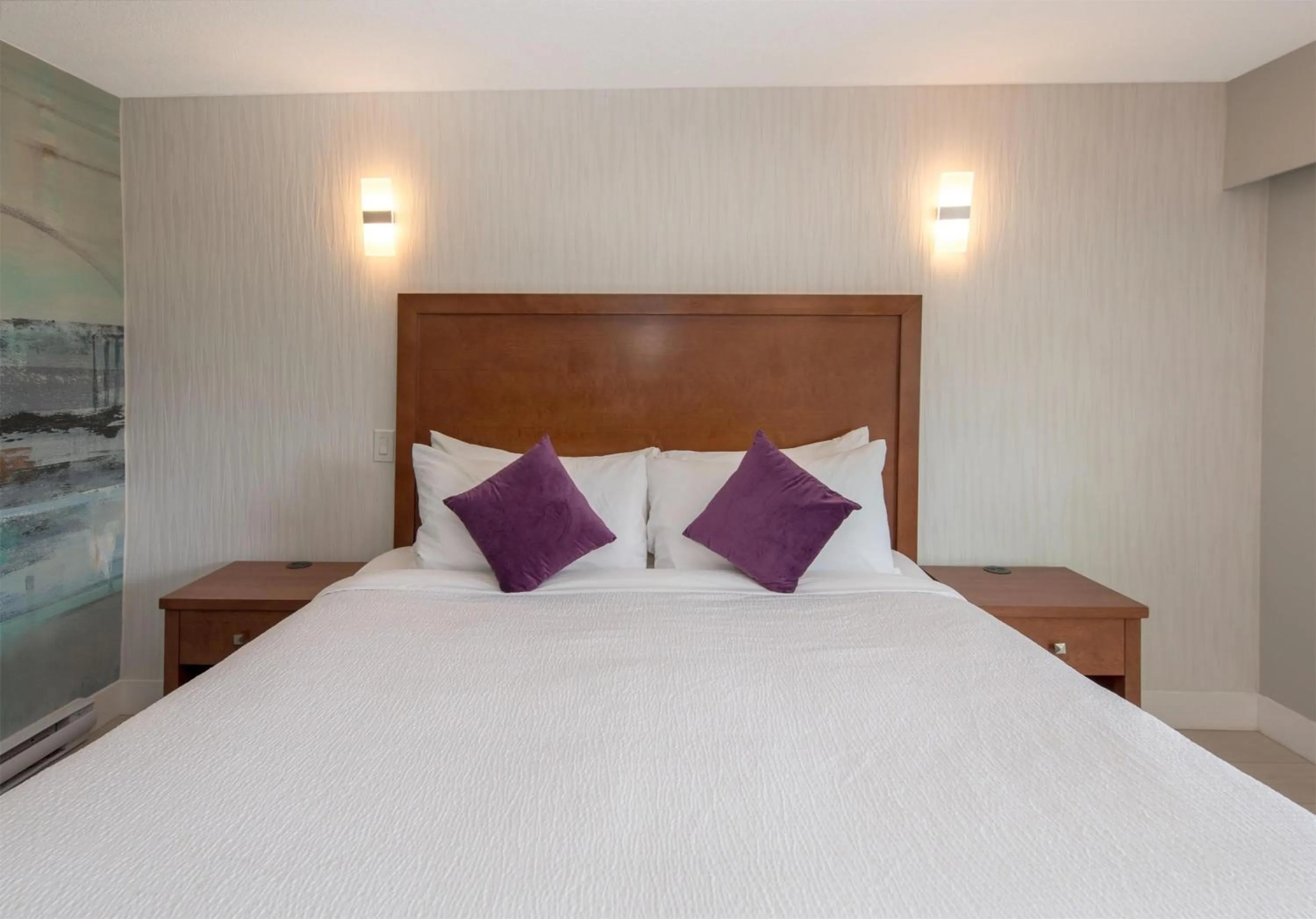 Bedroom, Bed in Coast Metro Vancouver Hotel