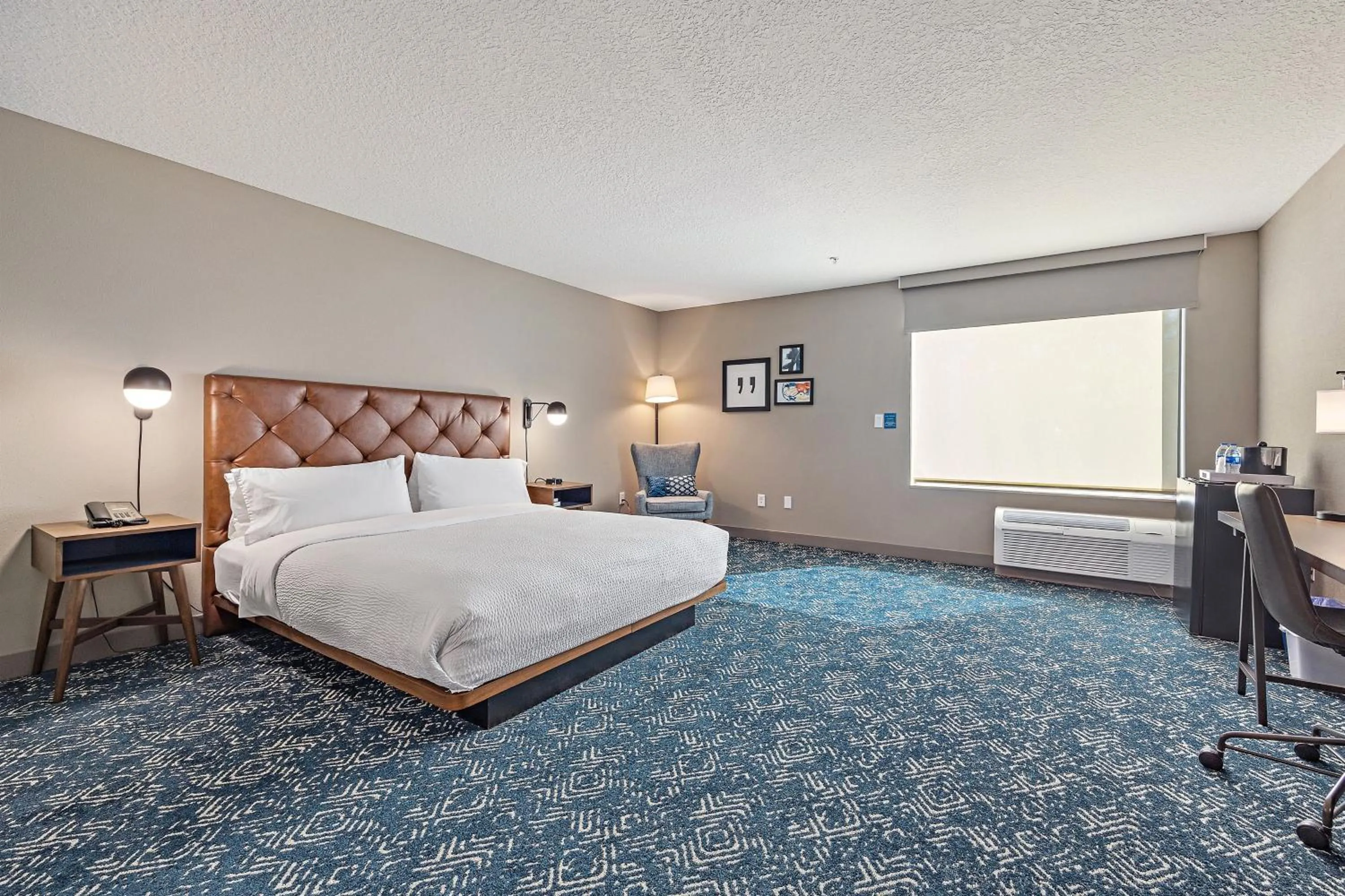 Photo of the whole room, Bed in Four Points by Sheraton Jacksonville Baymeadows