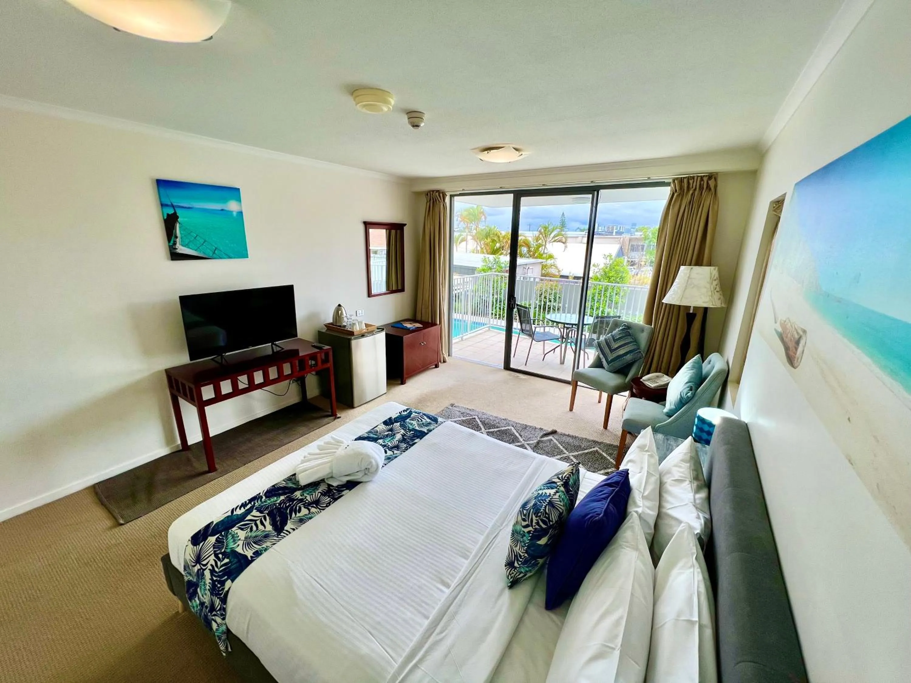Balcony/Terrace, Bed in Ocean Views Resort Caloundra
