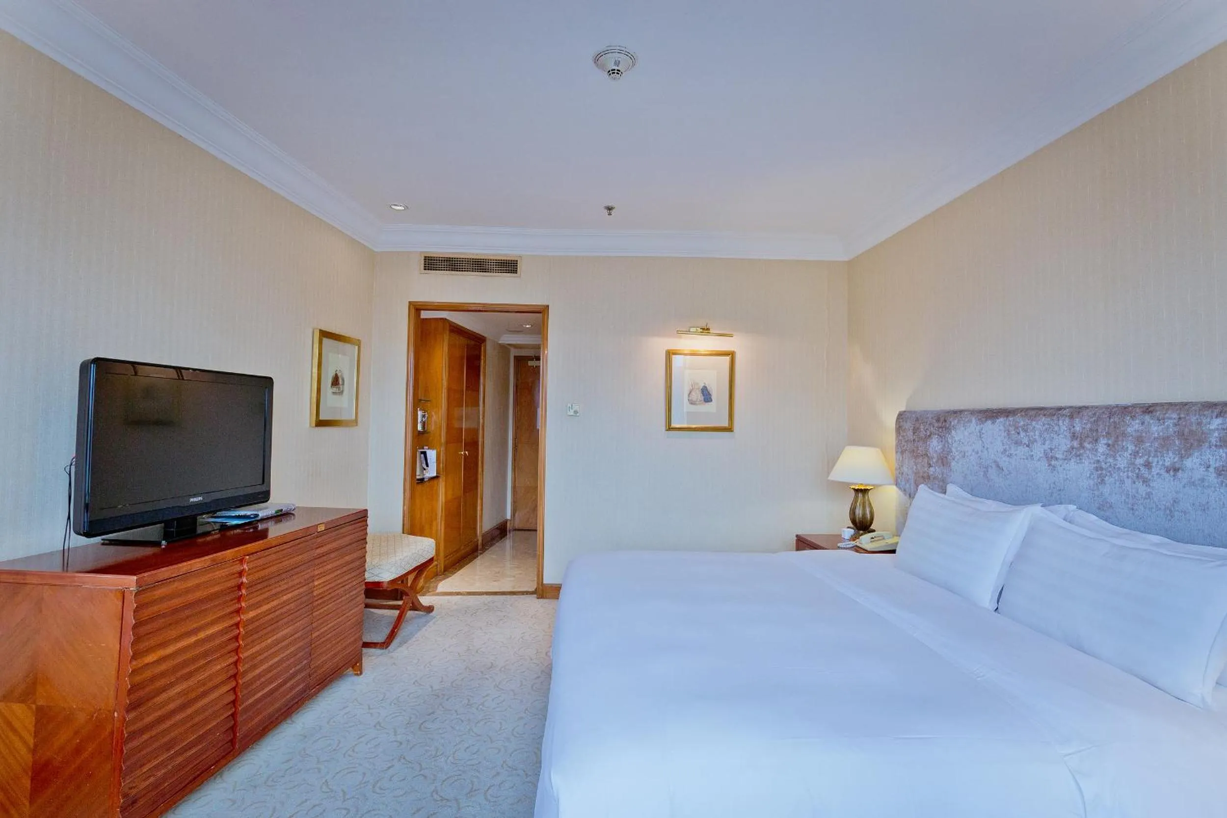 Photo of the whole room, Bed in Crowne Plaza Qingdao by IHG