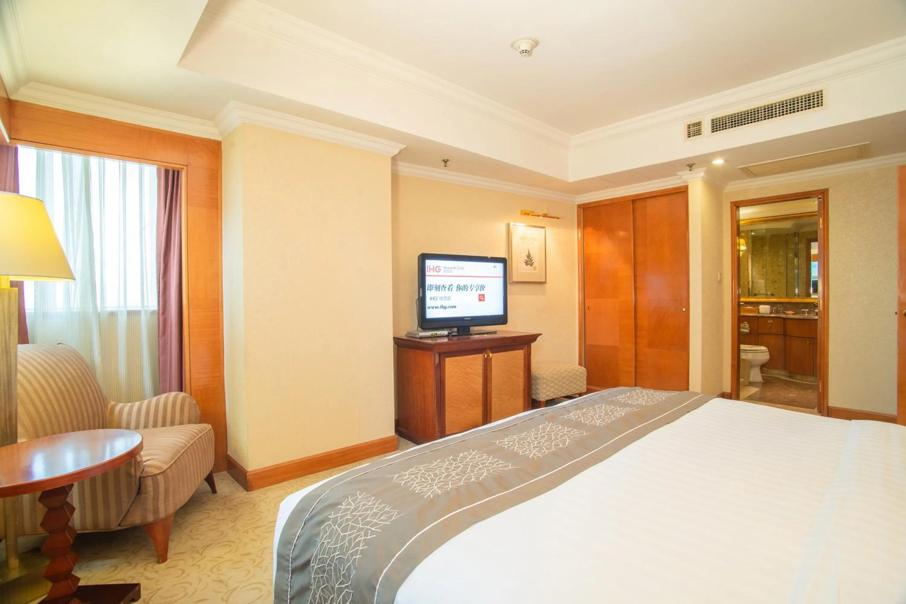 Photo of the whole room, Bed in Crowne Plaza Qingdao by IHG