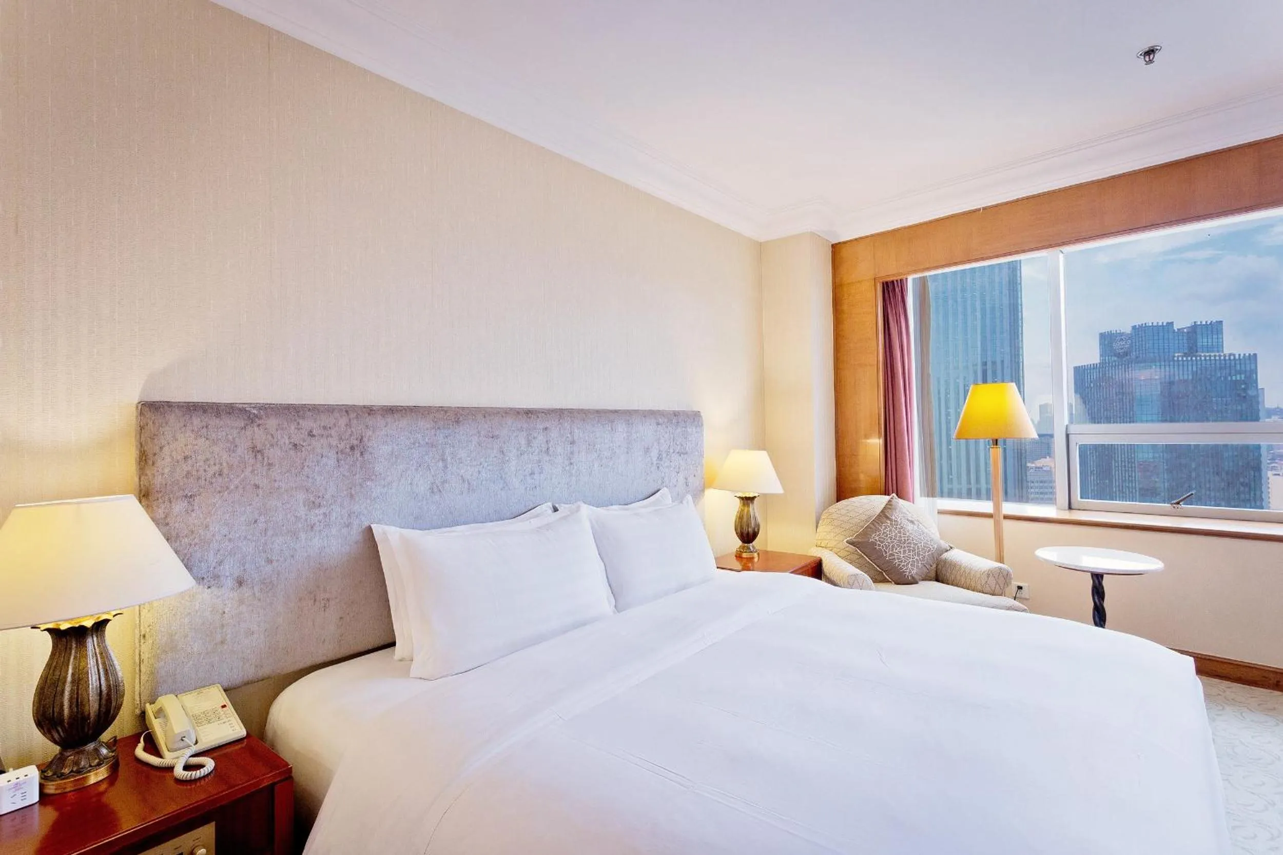 Photo of the whole room, Bed in Crowne Plaza Qingdao by IHG