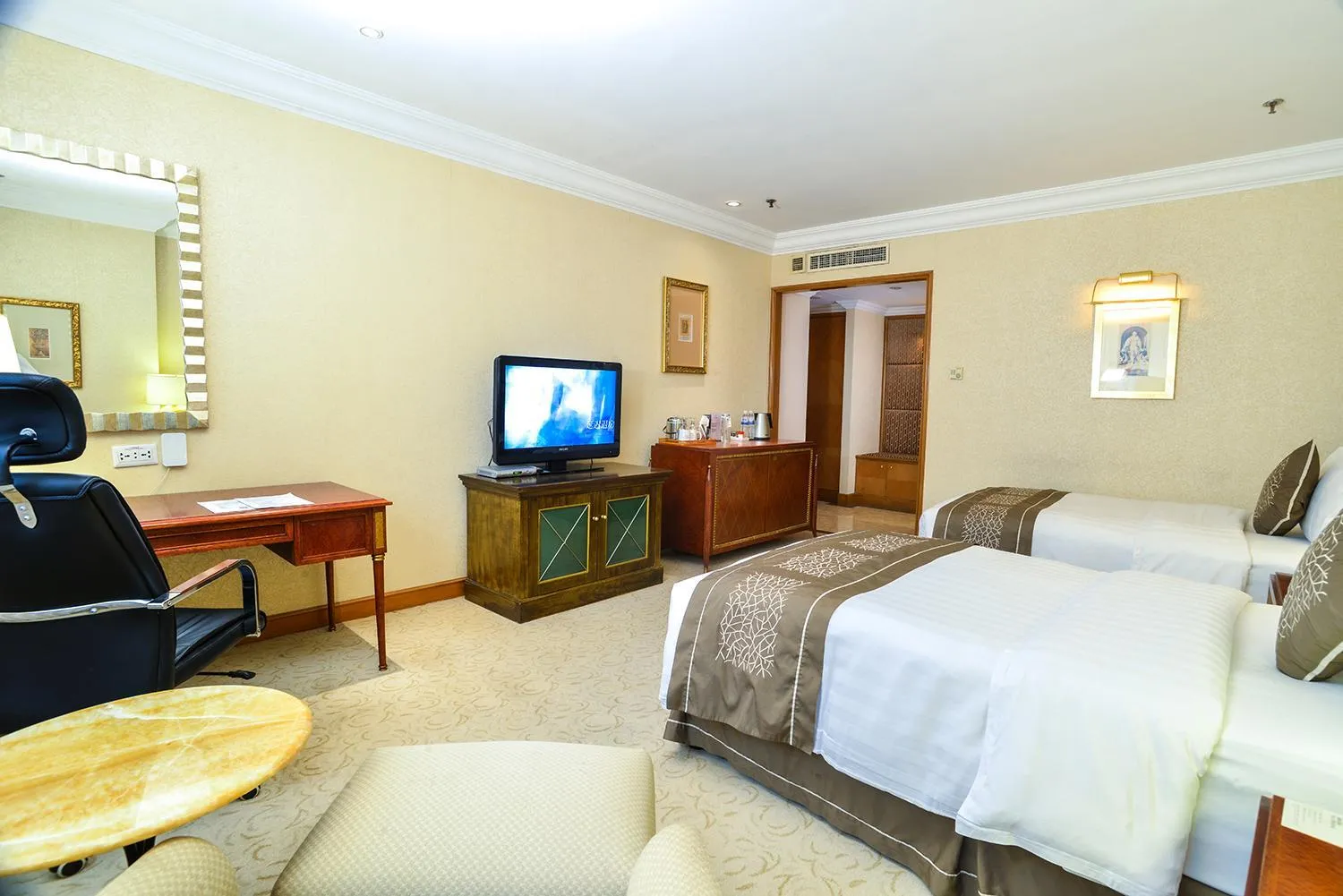 Photo of the whole room, Bed in Crowne Plaza Qingdao by IHG