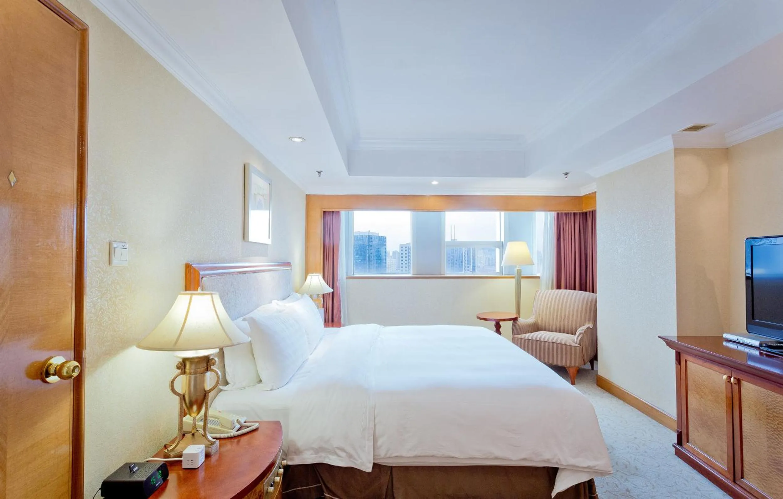 Bedroom, Bed in Crowne Plaza Qingdao by IHG